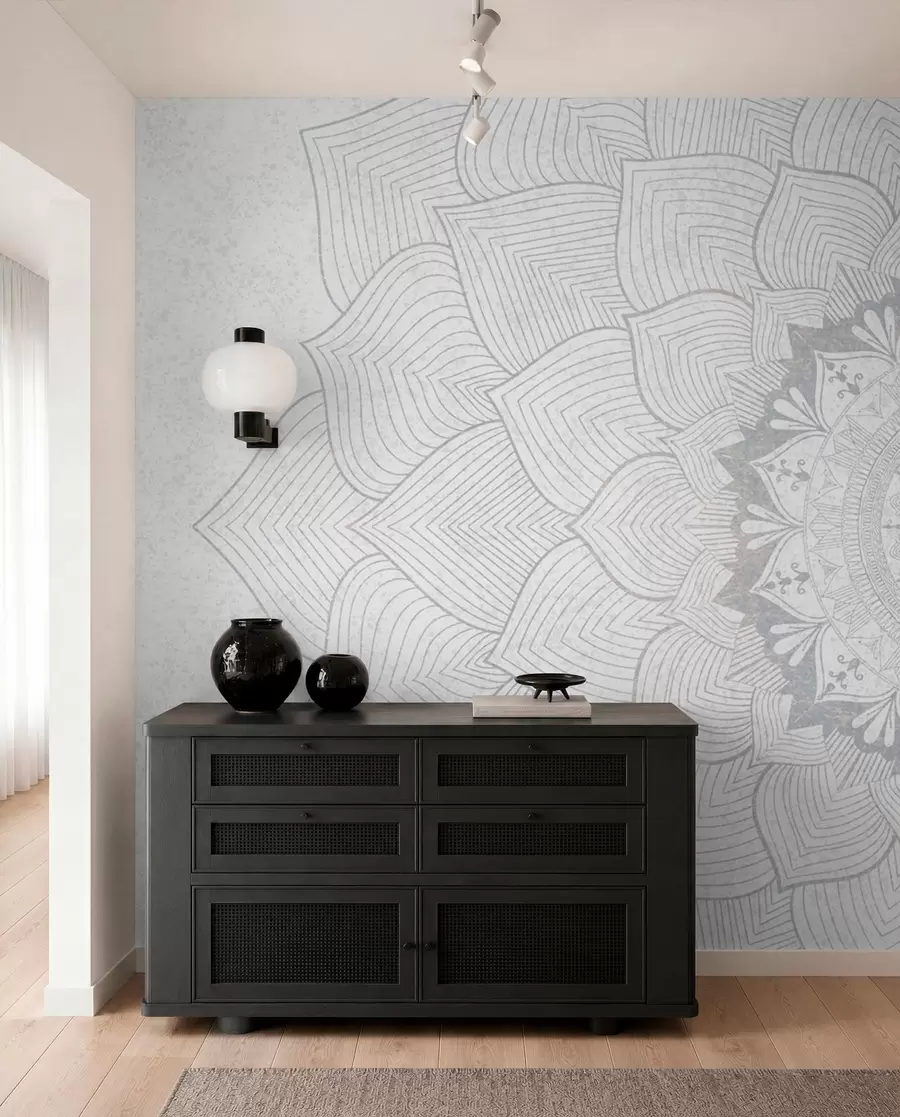 zidne murale Okrugla mandala, tapeta za prostor za jogu ili za usklađivanje osobnog prostora. Zidna mandala u sivim nijansama na teksturiranoj heterogenoj pozadini w01088v2