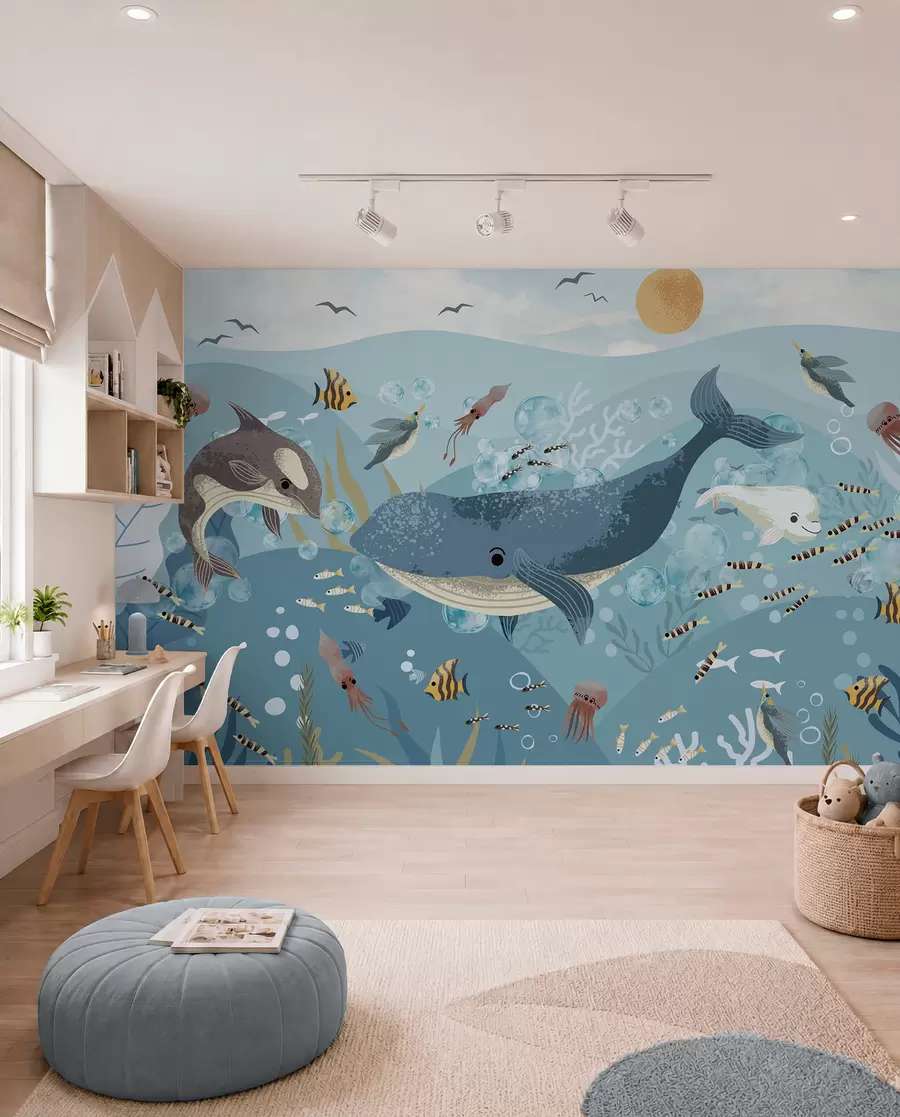 zidne murale Dječja ilustracija simpatičnog ispisa s plavim kitom okruženim ribama, lignjama i meduzama u plavom oceanu s mjehurićima w08921