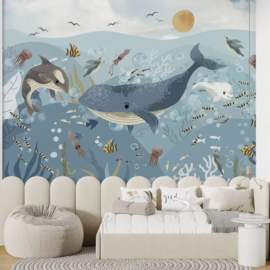 zidne murale Dječja ilustracija simpatičnog ispisa s plavim kitom okruženim ribama, lignjama i meduzama u plavom oceanu s mjehurićima w08921