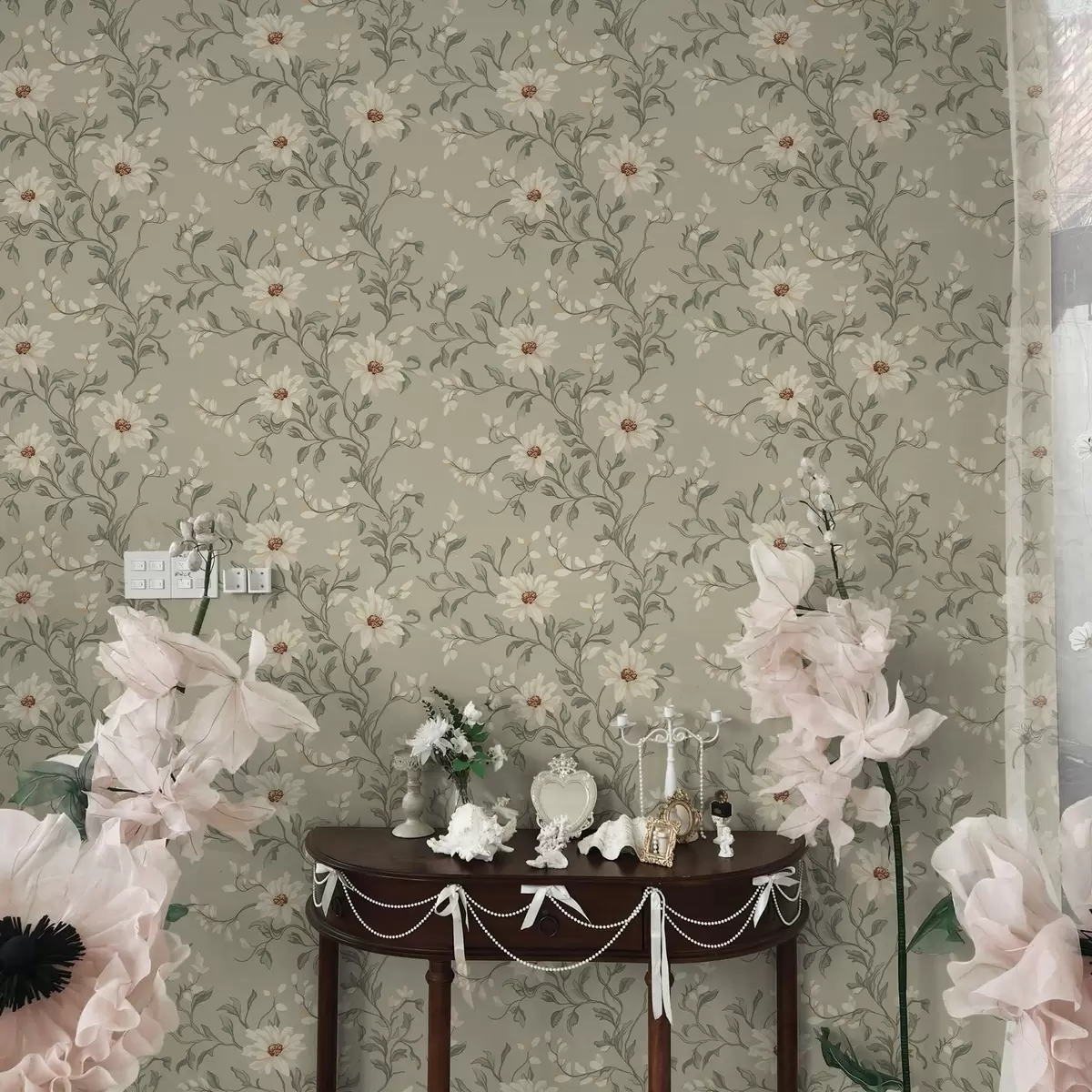 Pozadina Bijeli cvjetovi s vijugavim listovima na svijetloj pozadini a00001v1