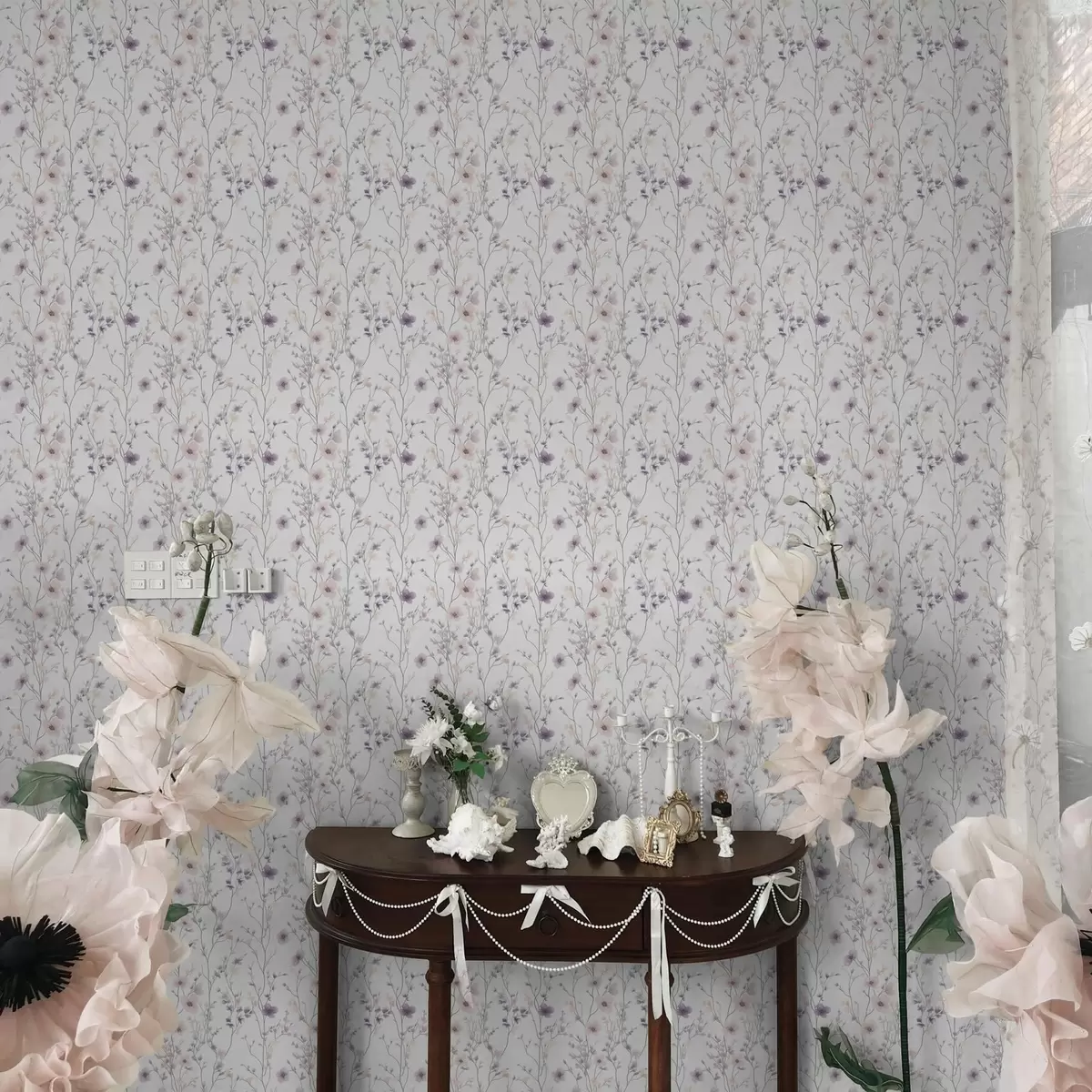 Pozadina Malo poljsko cvijeće s tankim stapkama na svijetloj pozadini a00003