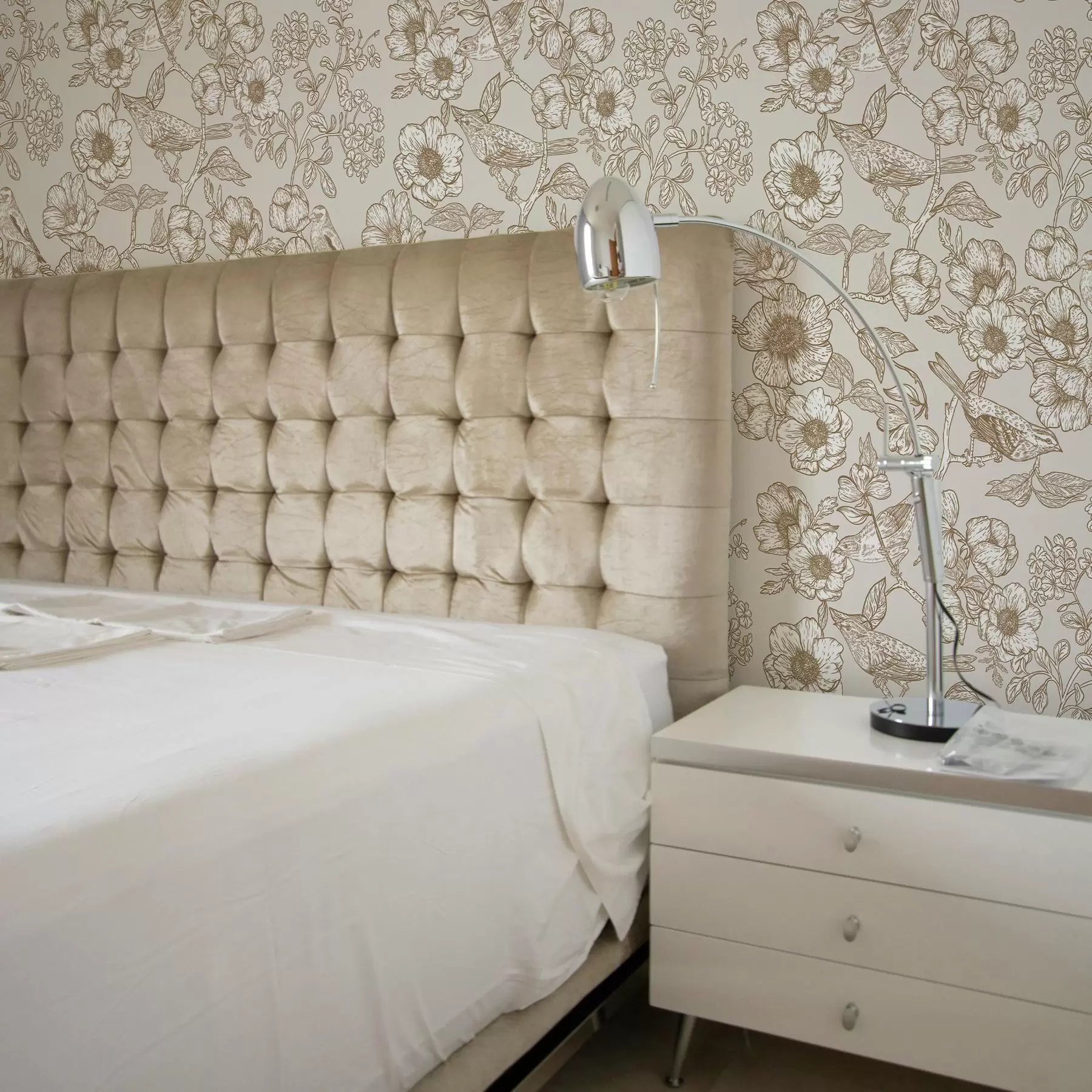 zidne murale Naslikane ptice na granama i cvijeću a00017