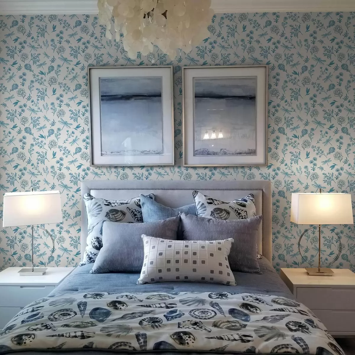 Pozadina Plavo cvijeće, lišće i vretenca na bijeloj pozadini a00025