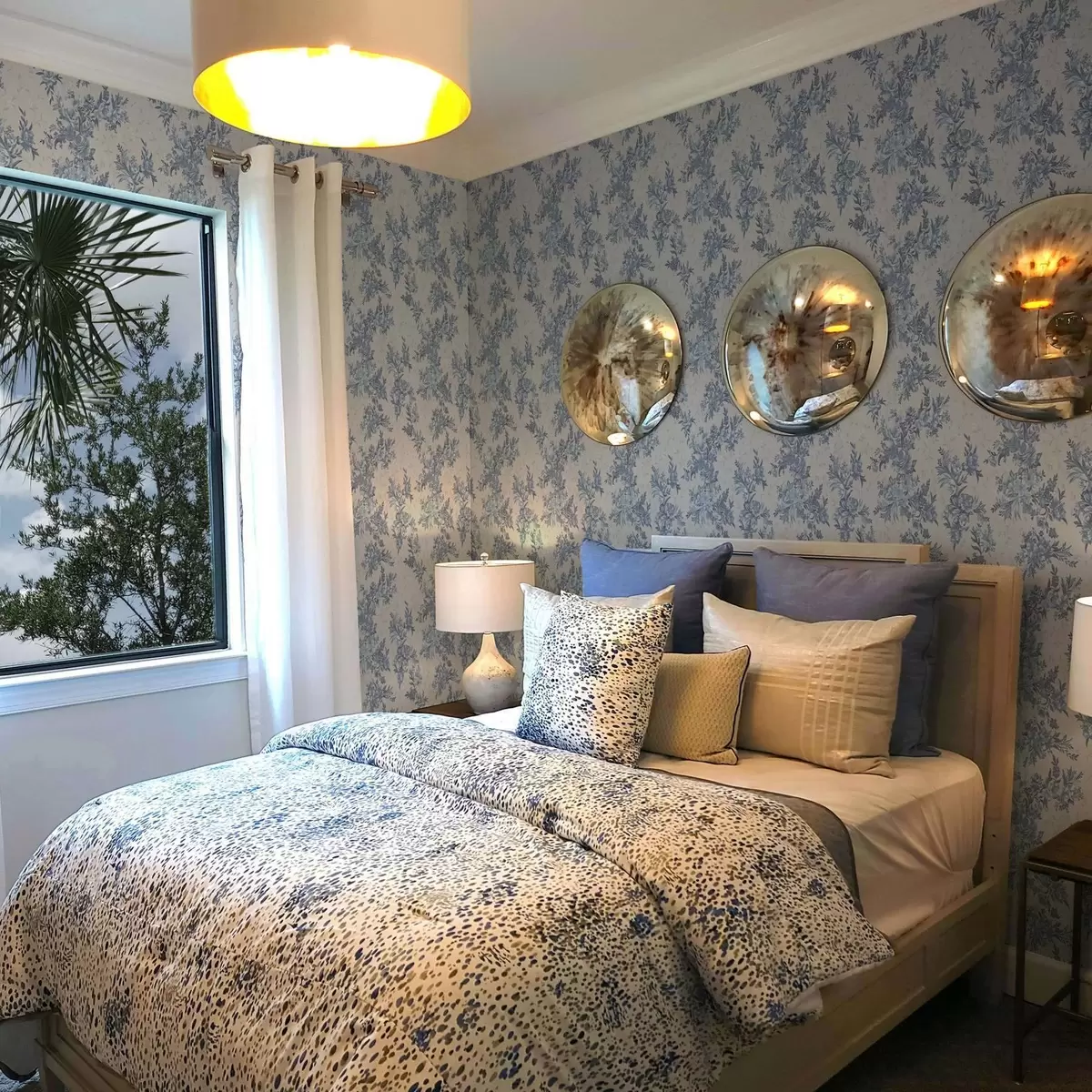 Pozadina Nježni cvjetovi i listovi u plavim i plavim bojama na svijetloj pozadini a00027