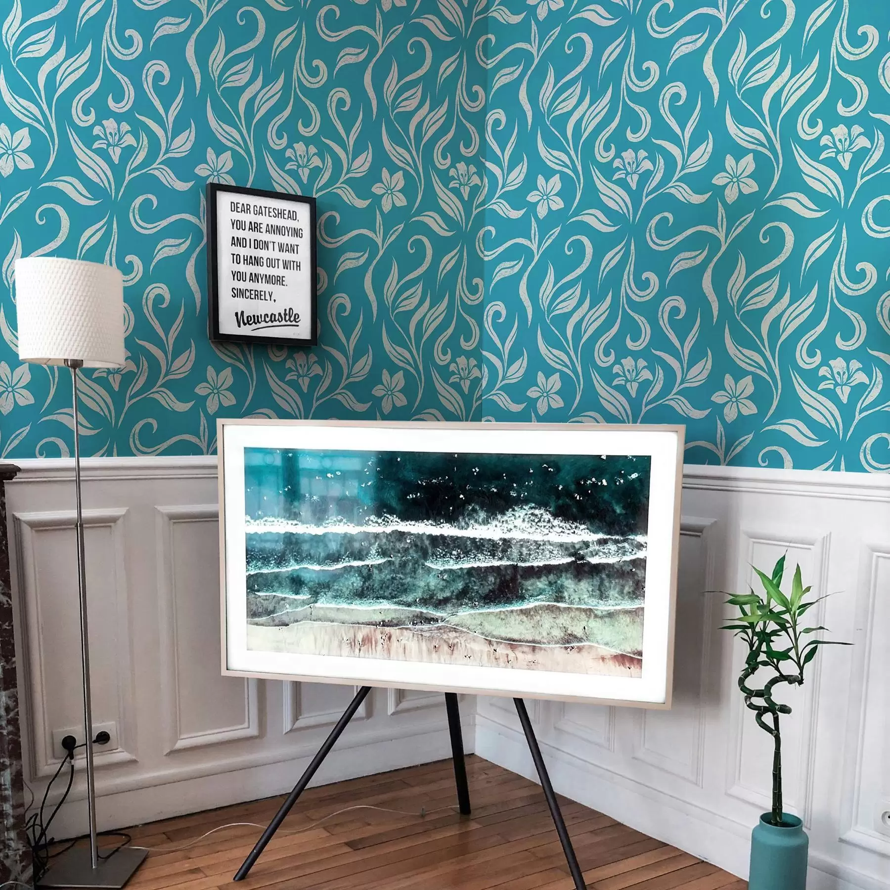 zidne murale Bijeli cvjetovi i listovi s ogrebotinama na plavoj pozadini a00038