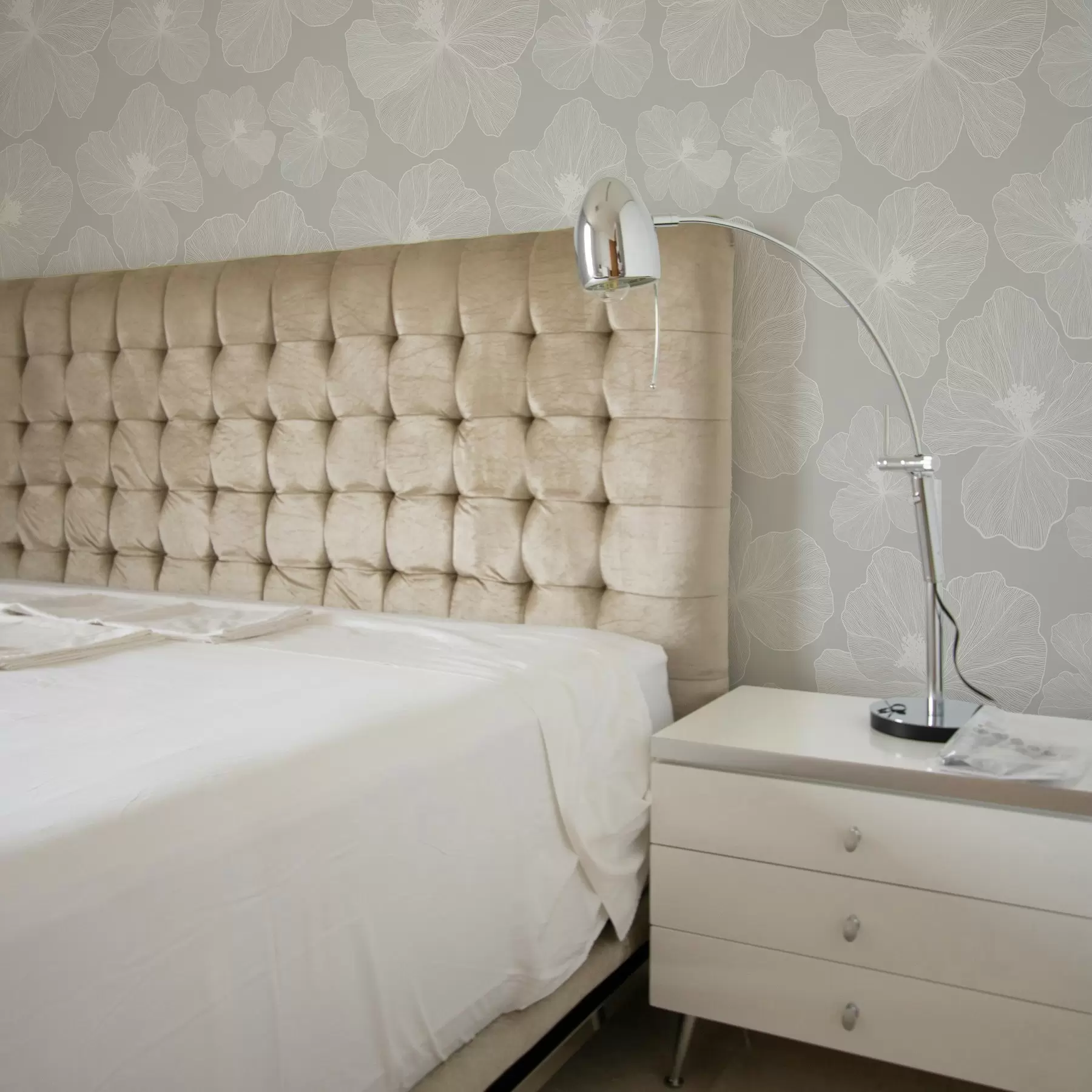 zidne murale Veliki cvjetovi na sivoj pozadini a00068