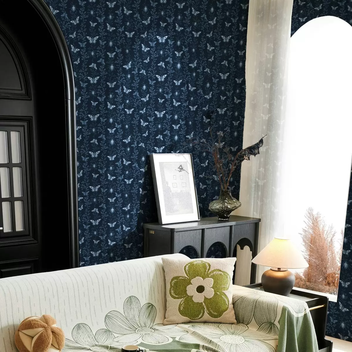 Pozadina Kompozicija s leptirima, lišćem i kukcima na plavoj pozadini a00073