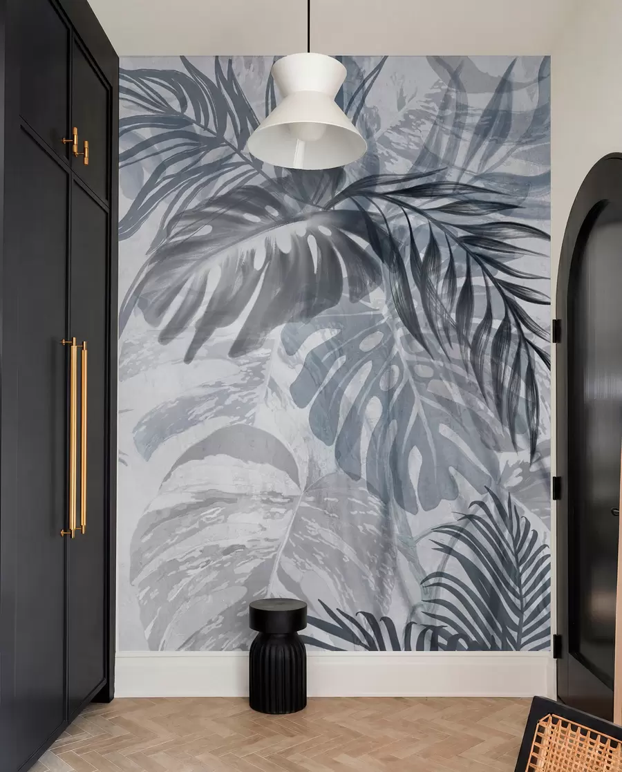 zidne murale Monstera i lišće palme u nijansama plave i sive, botaničko, tropsko lišće, biljke iz džungle, teksturirana pozadina w09011v1