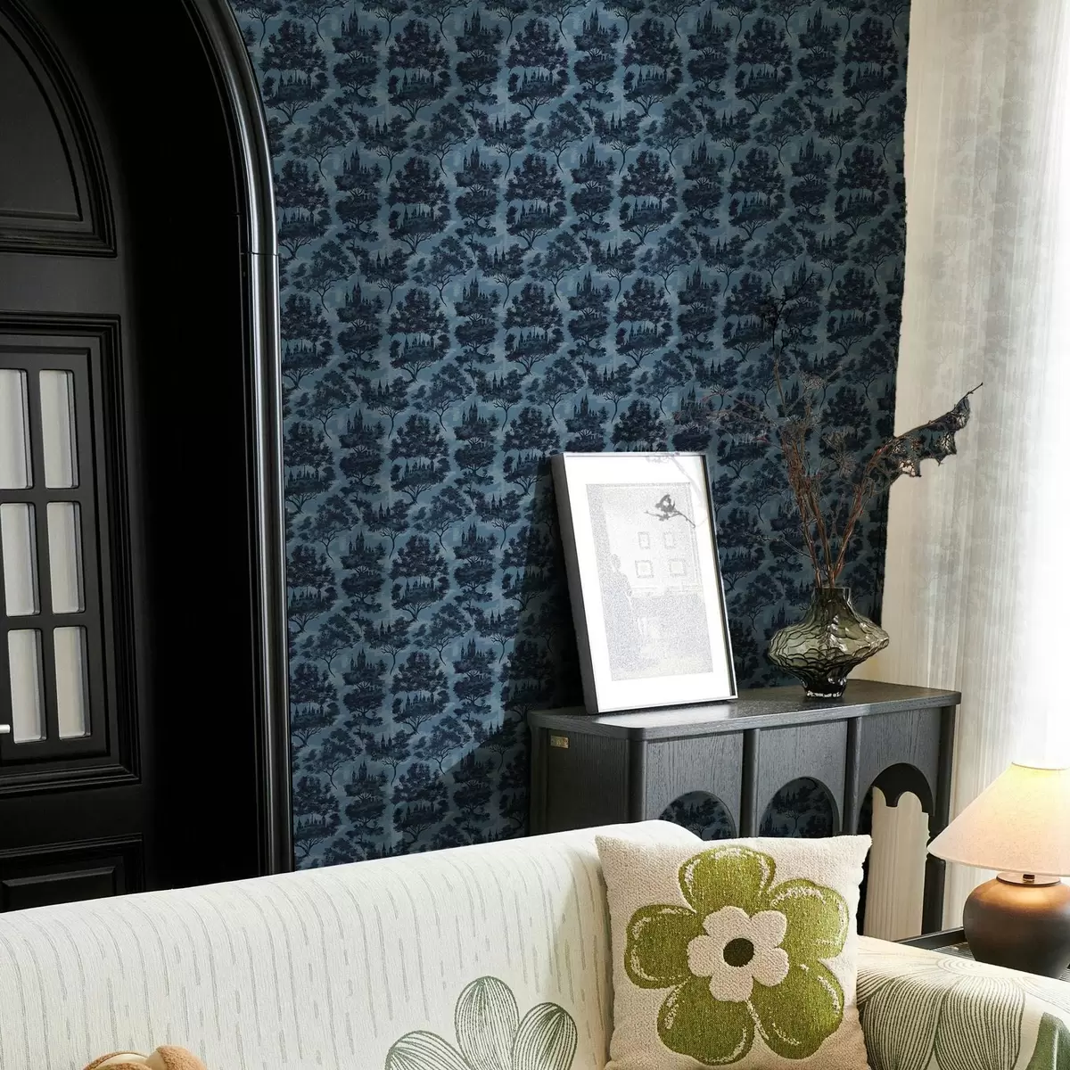 Pozadina Gotički dvorci među drvećem u noćnoj šumi a00130v1