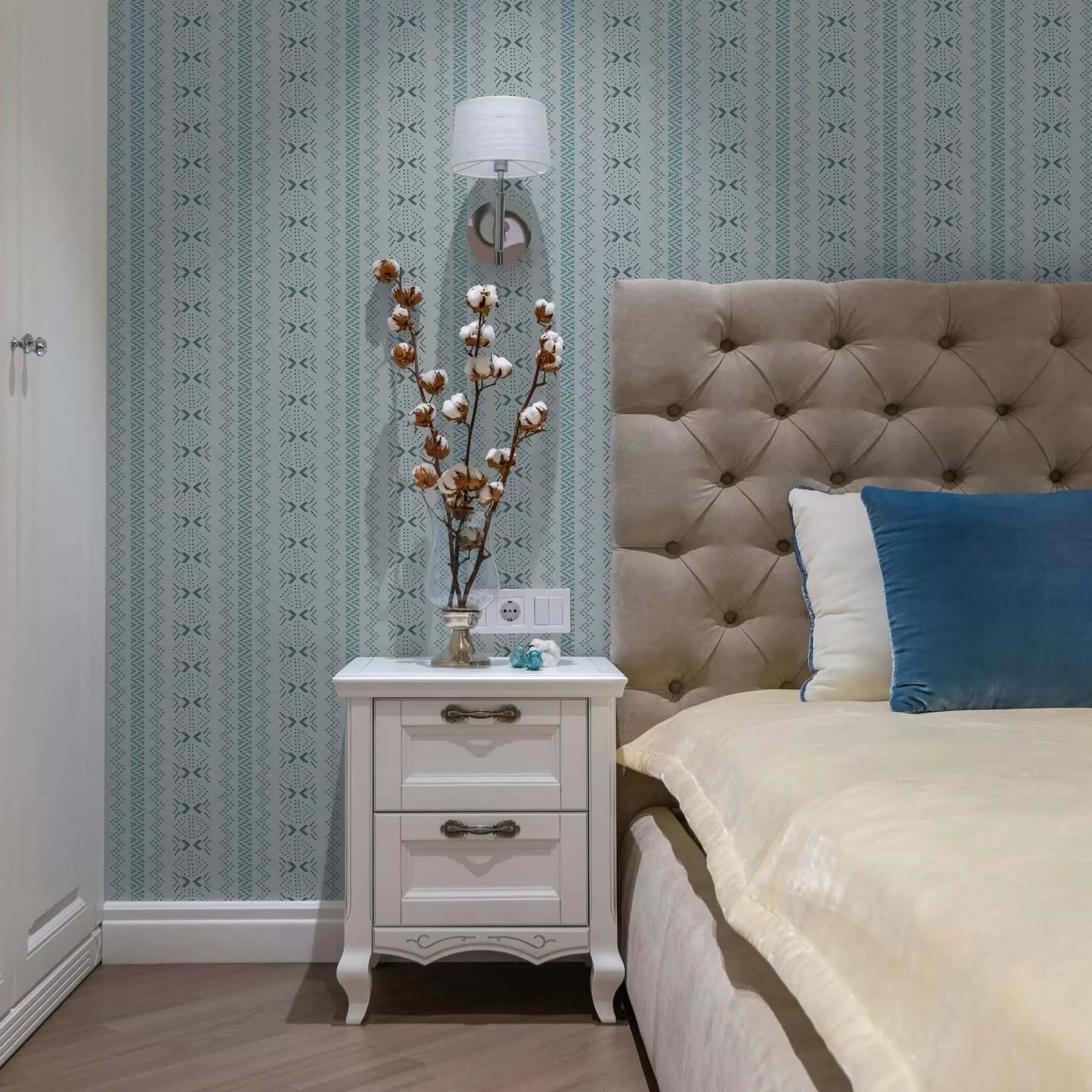 zidne murale Geometrija s ukrajinskim vezom na plavoj pozadini a00139