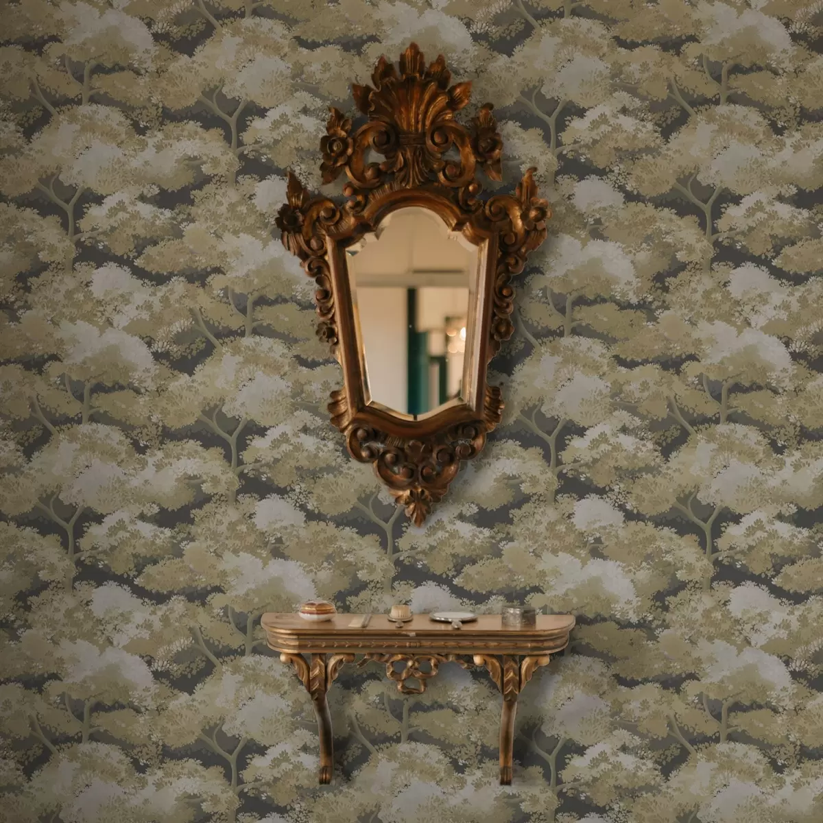 Pozadina Tamni šumski uzorak s drvećem u toplim bojama a00170