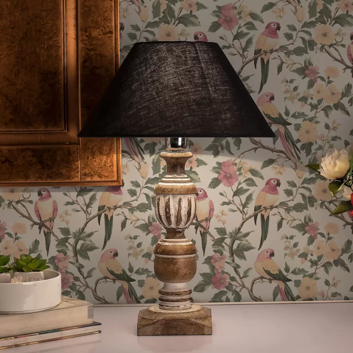 Pozadina Tropske ptice na cvjetnim granama u pastelnim bojama a00199