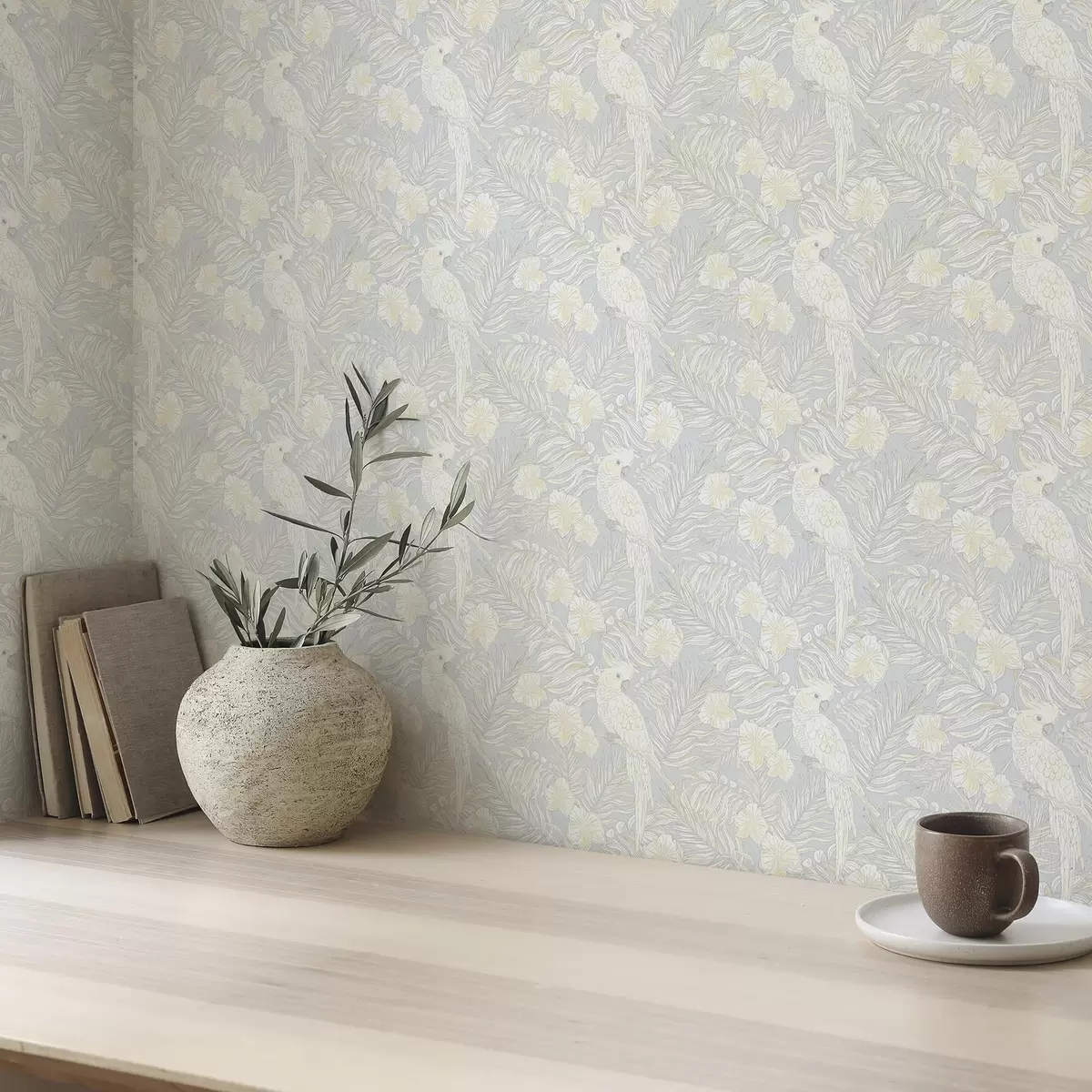 Pozadina Lagani tropski print s kakaduima i cvijećem na plavoj pozadini a00203