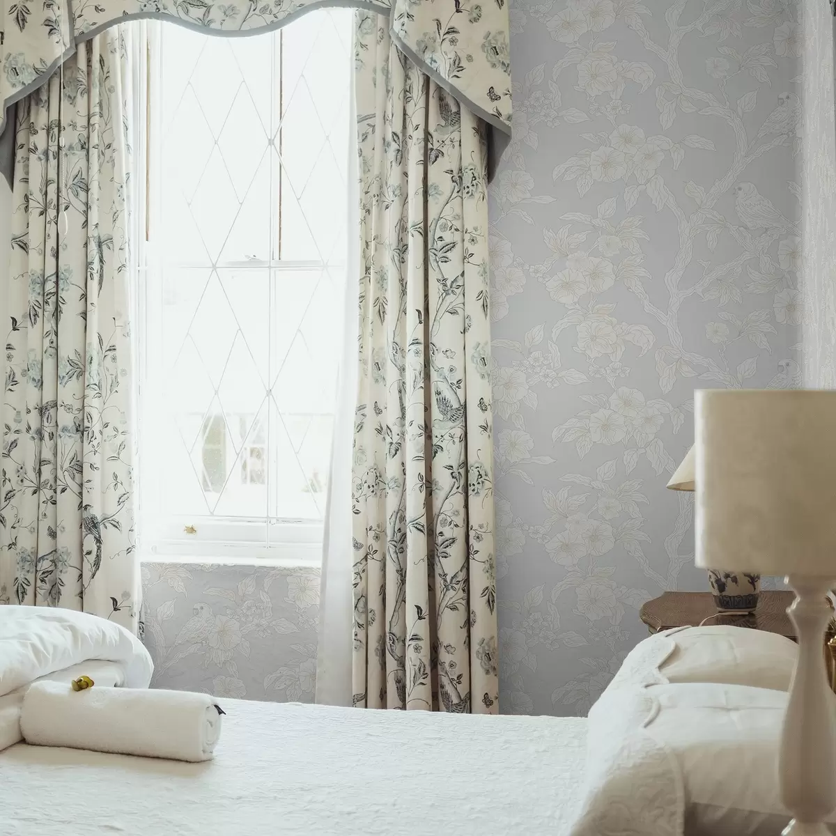 Pozadina Lagani uzorak ptica na granama, pastelna paleta, klasika a00230