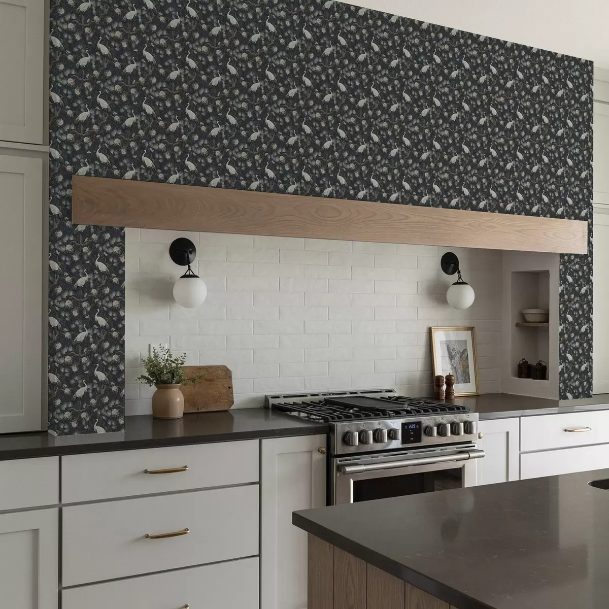 Pozadina Ždralovi među borovima i božurima na tamnoj pozadini a00241