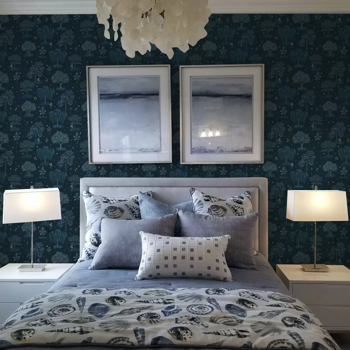 Pozadina Vilinska noćna šuma sa zvijezdama i ukrasnim drvećem a00248