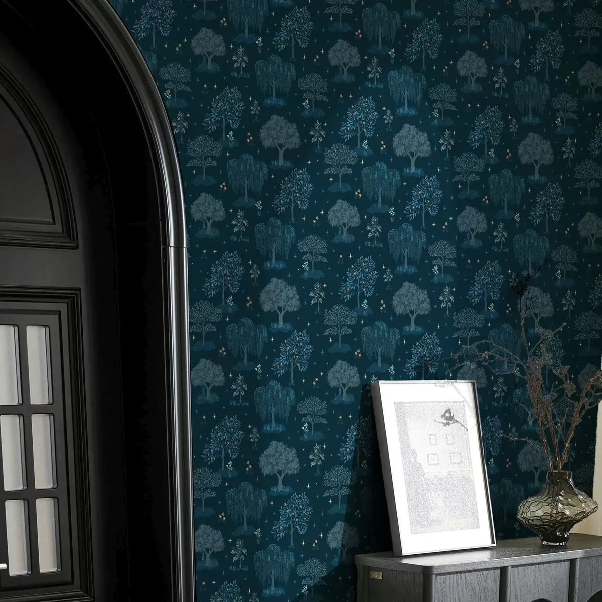 Pozadina Vilinska noćna šuma sa zvijezdama i ukrasnim drvećem a00248