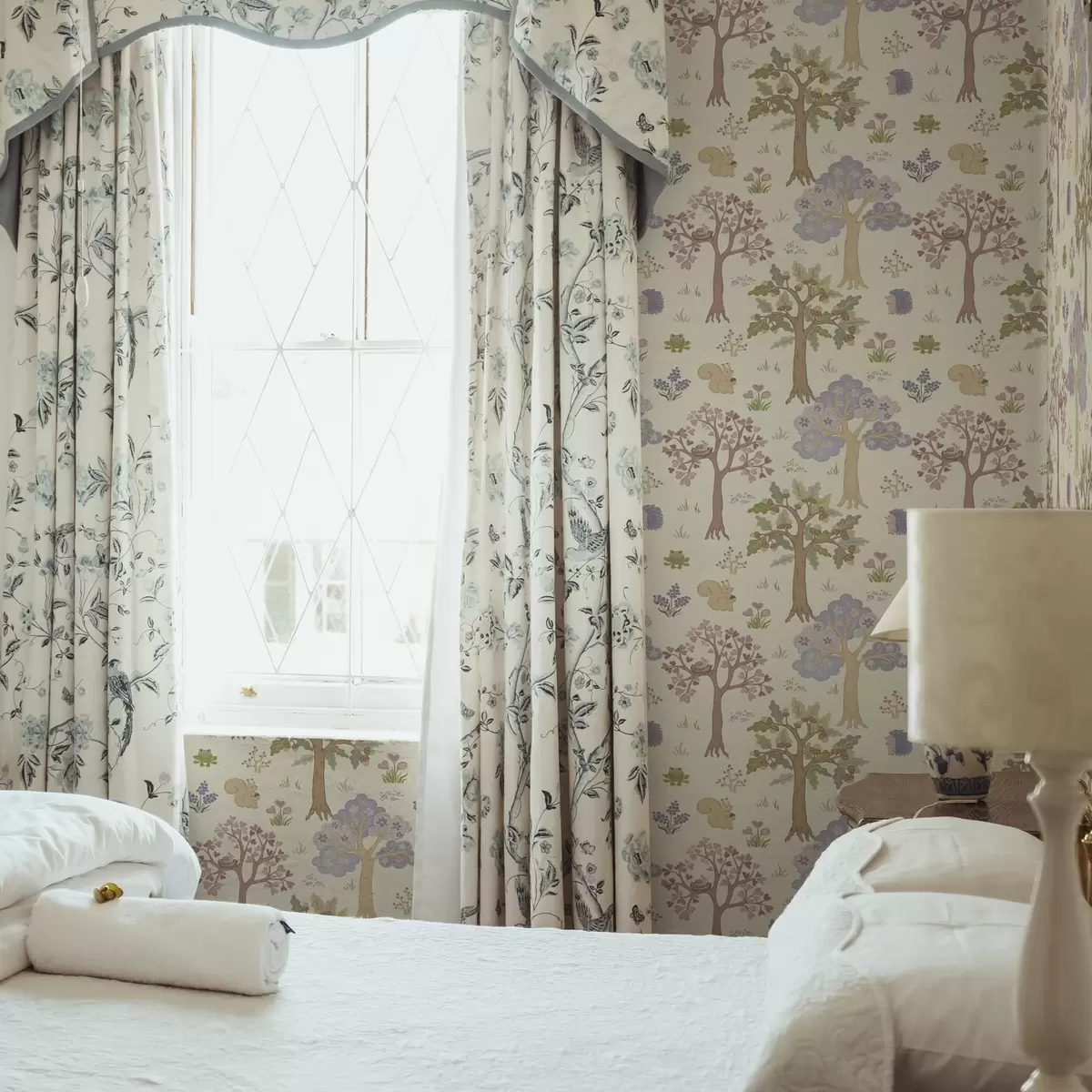 Pozadina Vilinska šuma sa životinjama u dječjem stilu a00264