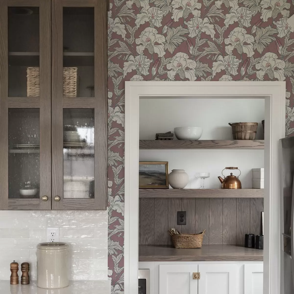 Pozadina Bijeli hibiskus na ružičastoj pozadini s crvenim pupoljcima a00272