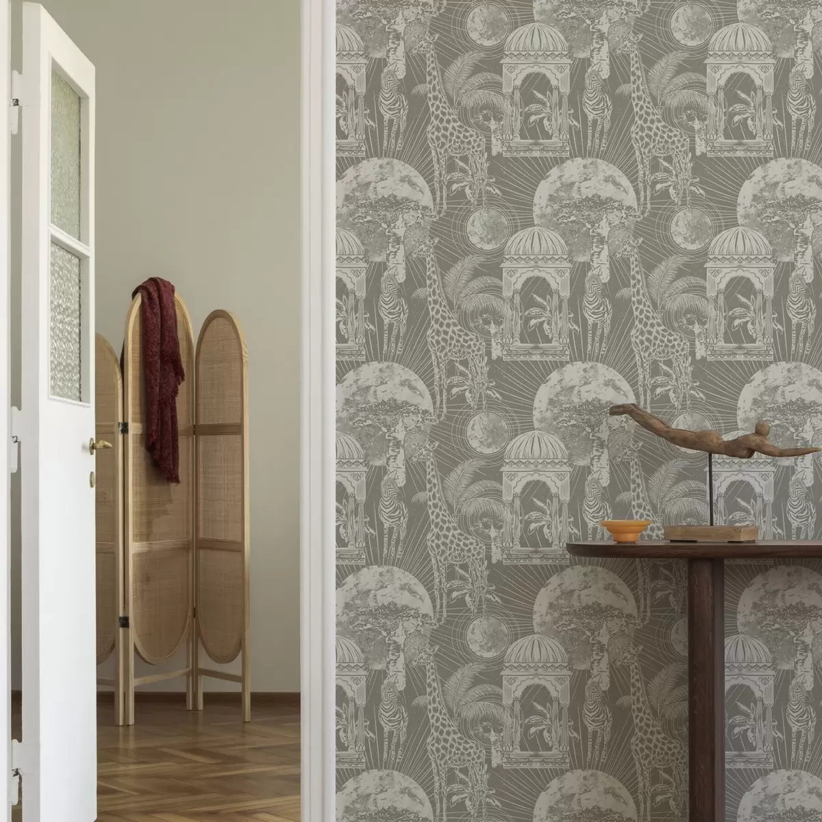 Pozadina Žirafa i zebra na pozadini arhitekture i tropskog drveća a00276