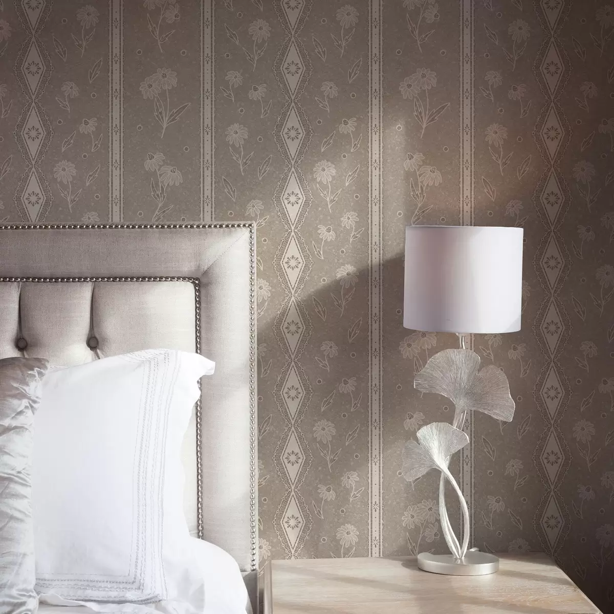 Pozadina Pruge s tratinčicama i čipkom na sivo-bež pozadini a00295