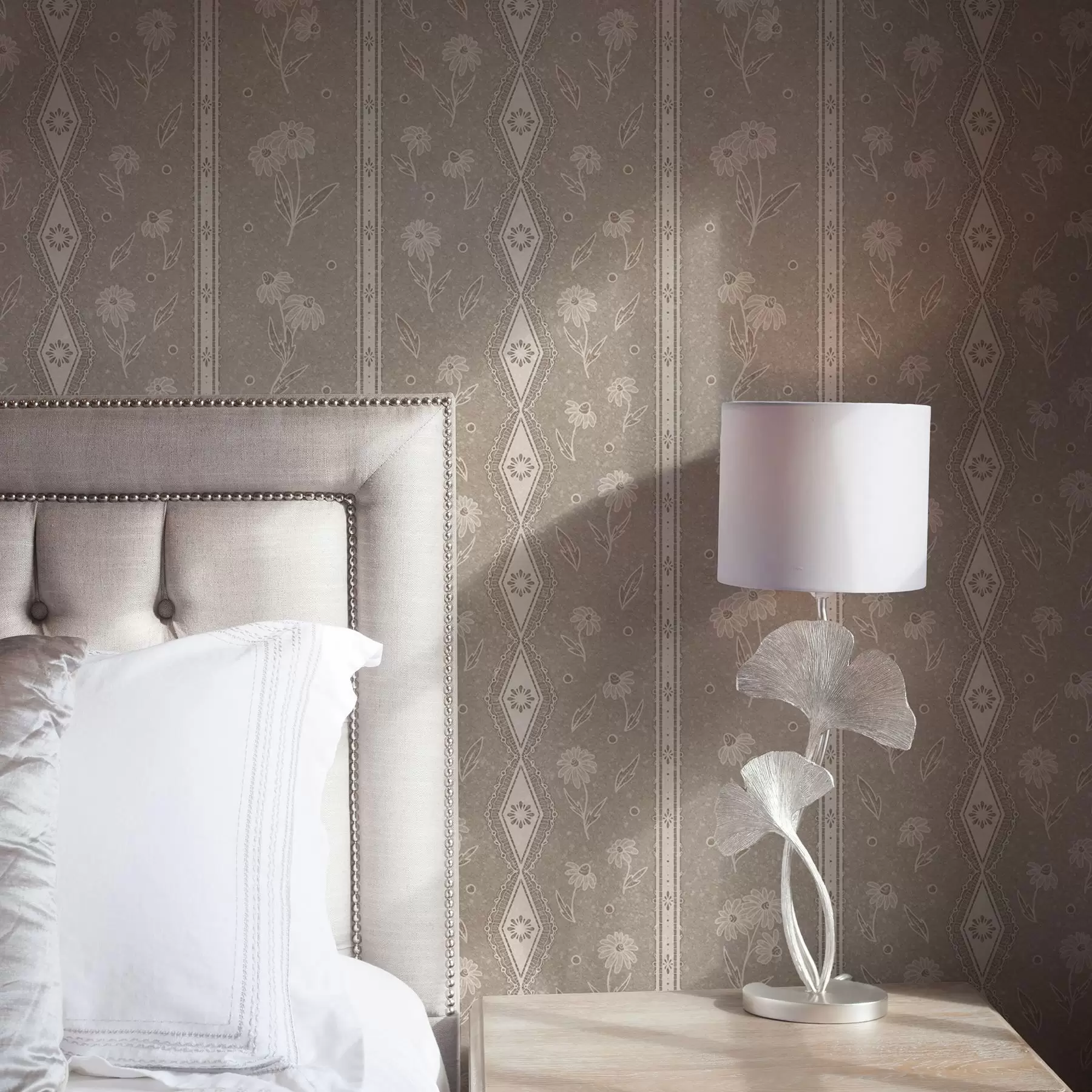 zidne murale Pruge s tratinčicama i čipkom na sivo-bež pozadini a00295