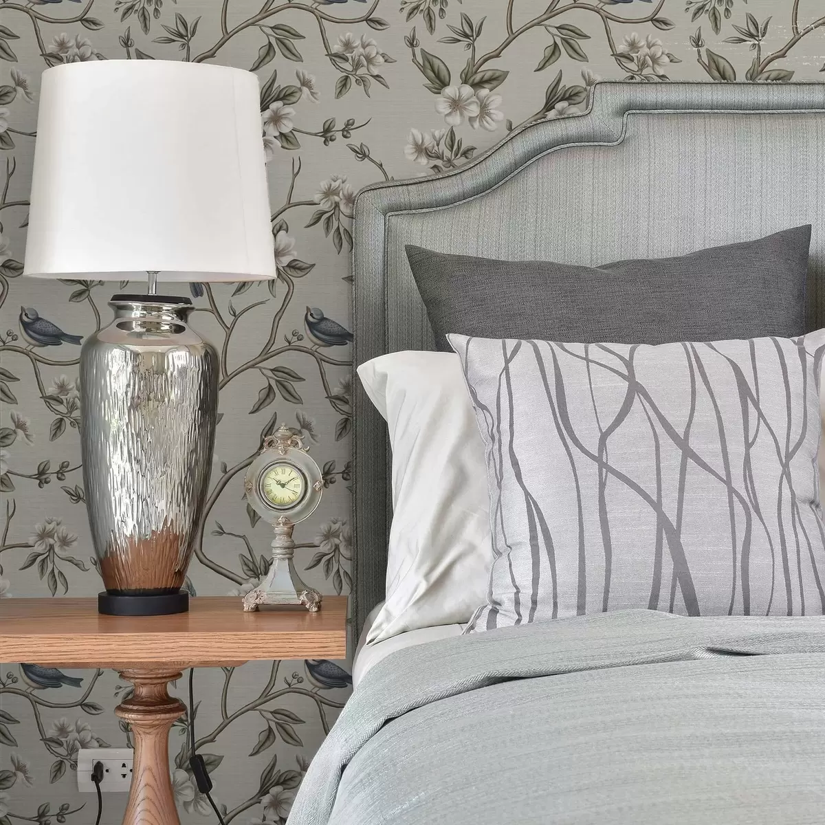 Pozadina Grane s pticama i bijelim cvijećem na nježnoj pozadini a00303