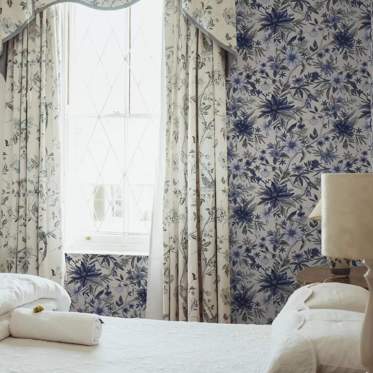 Pozadina Plavo i sivo cvijeće na svijetloj pozadini a00304