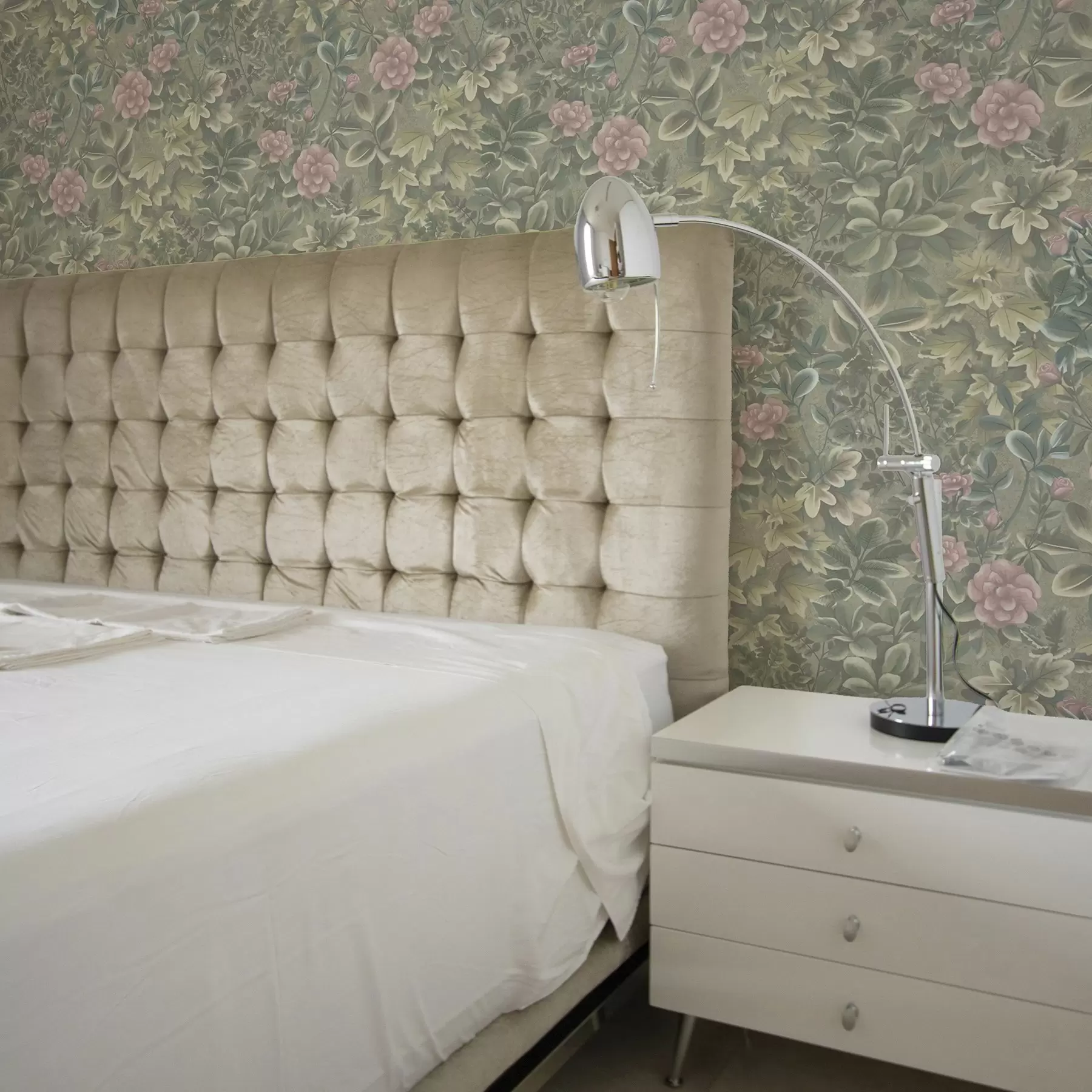 zidne murale Ružičasto cvijeće i lišće na pastelno zelenoj pozadini a00306