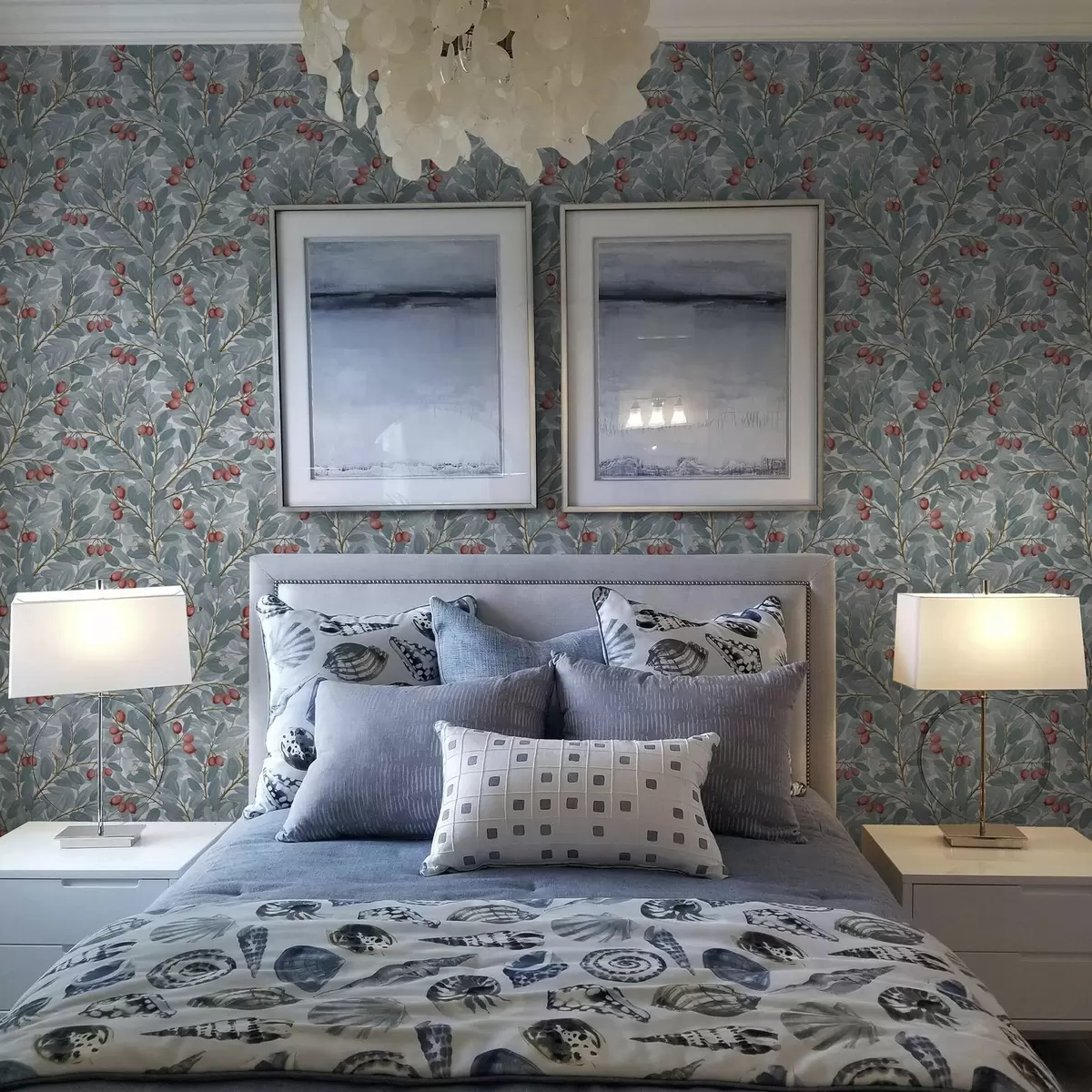 Pozadina Plavo lišće s grančicama crvenih bobica a00309