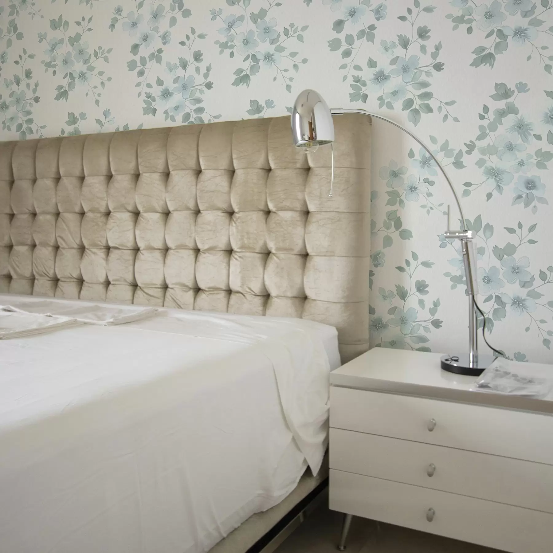 zidne murale Blijedoplavo cvijeće na bijeloj pozadini, akvarelni stil a00364