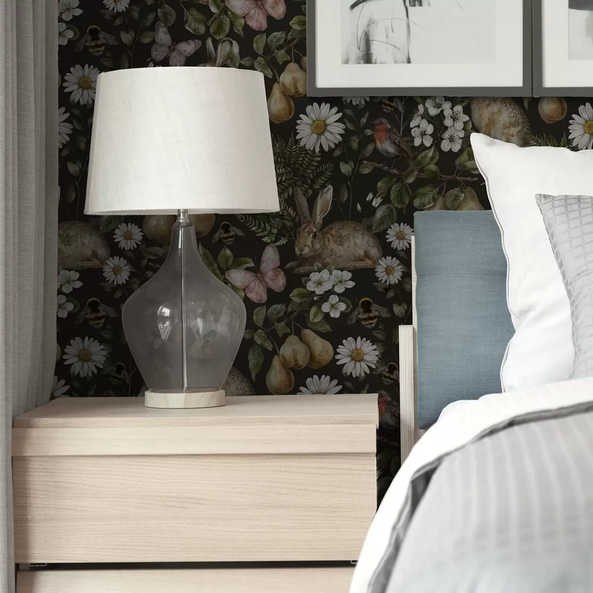 Pozadina Realistični zečevi, kruške, cvijeće i insekti na tamnoj pozadini a00401