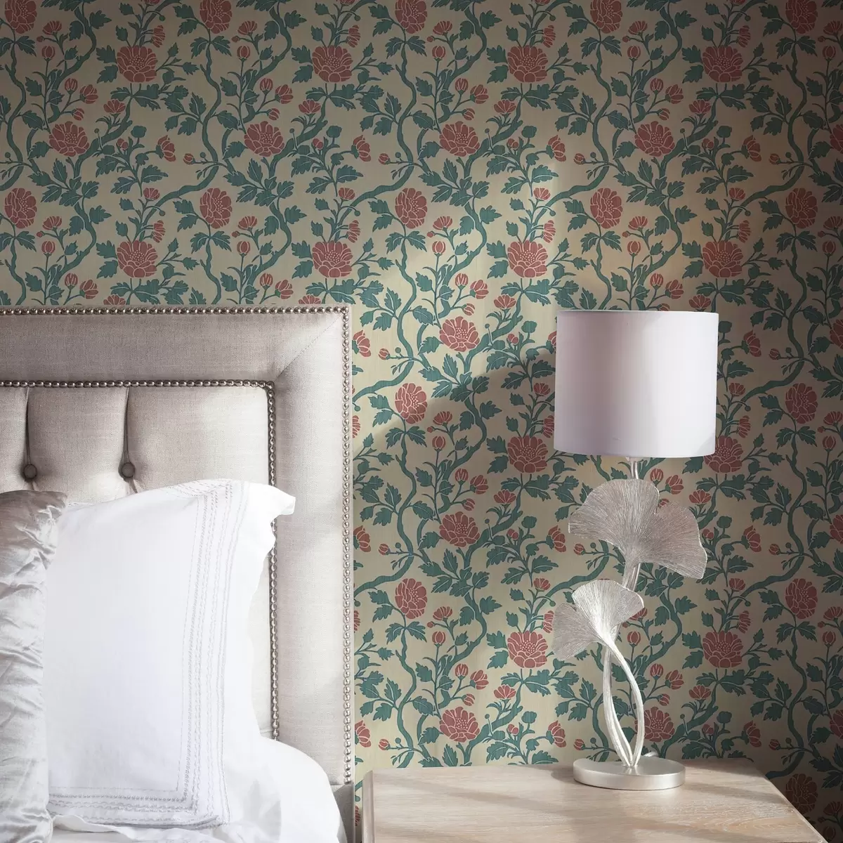 Pozadina Ukrasno ružičasto cvijeće na bež pozadini a00414