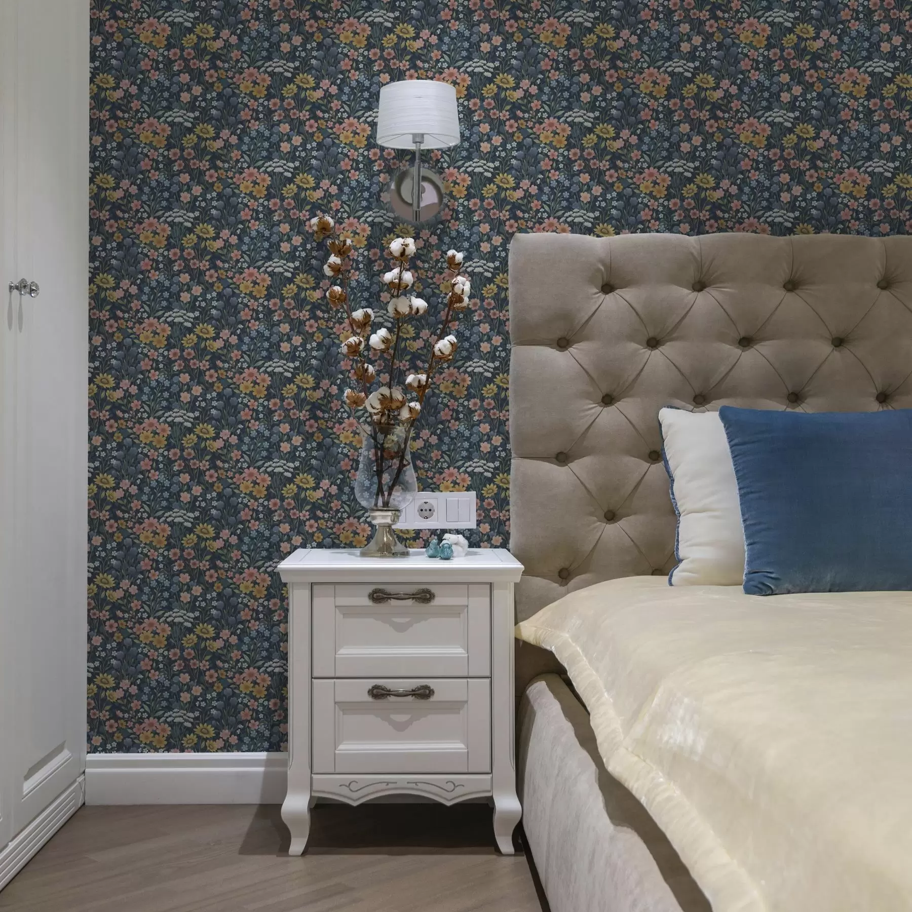 zidne murale Šareno akvarelno livadno cvijeće na tamnoplavoj boji a00381