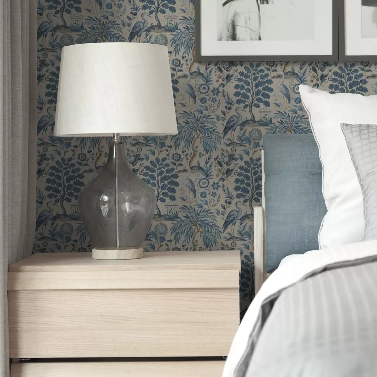 Pozadina Stil Toile de Jouy s plavim pticama i tropskim drvećem a00382