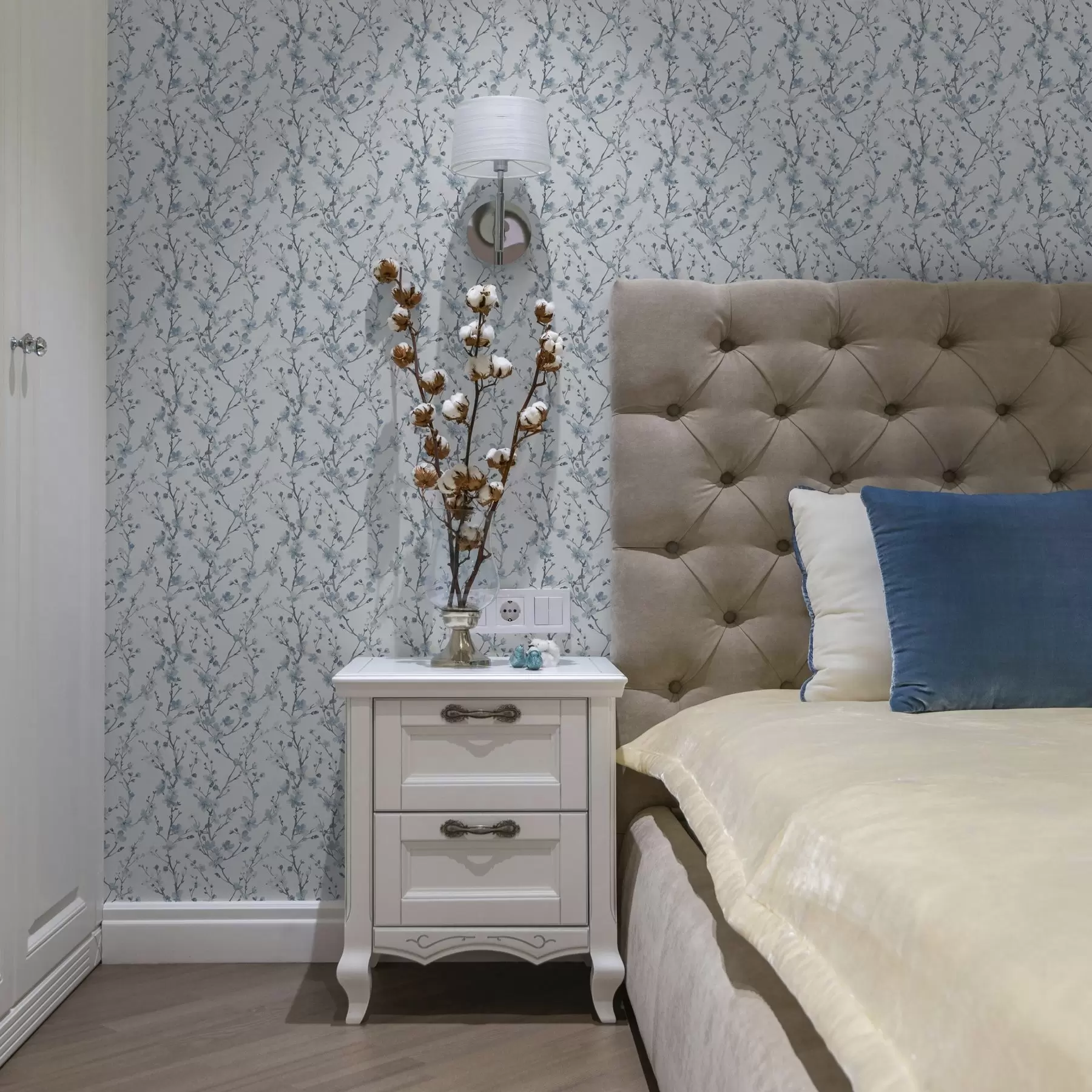 zidne murale Plavi cvjetovi trešnje na bijeloj pozadini s mekim kontrastom a00399