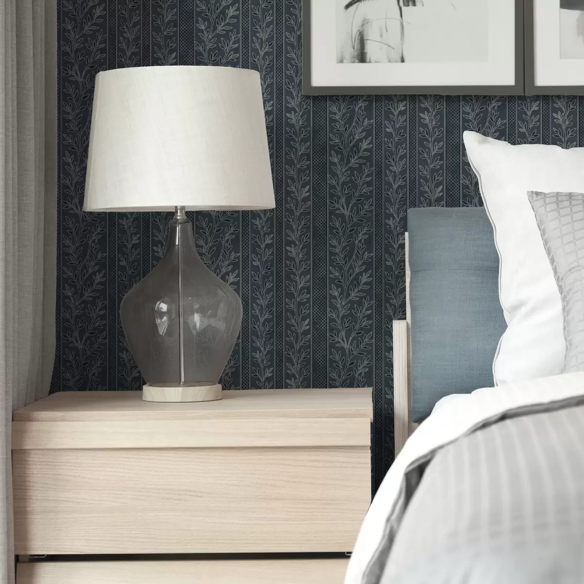 Pozadina Prugasti uzorak s grančicama na plavoj pozadini a00425