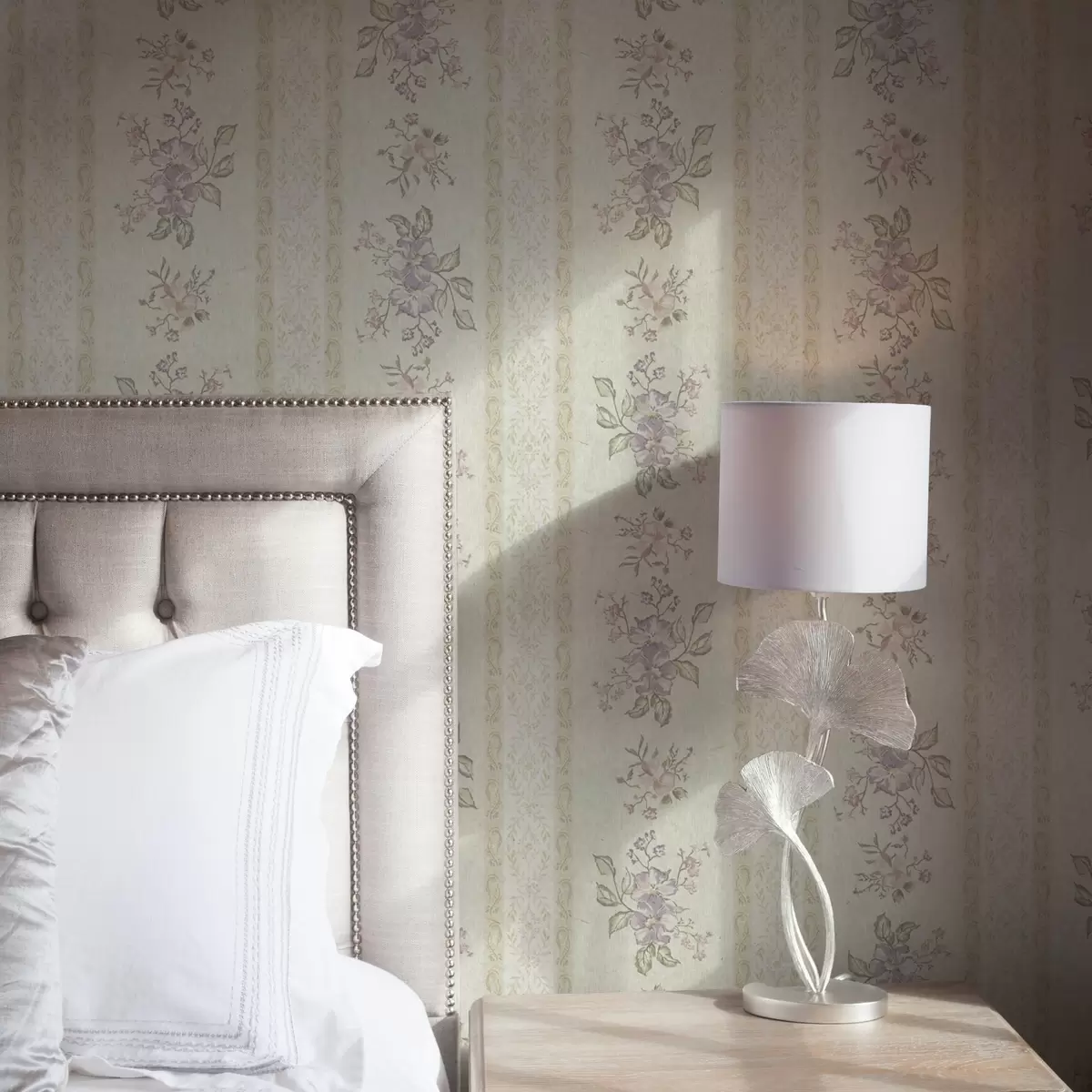 Pozadina Starinsko cvijeće na prugastoj pozadini s ornamentom a00440