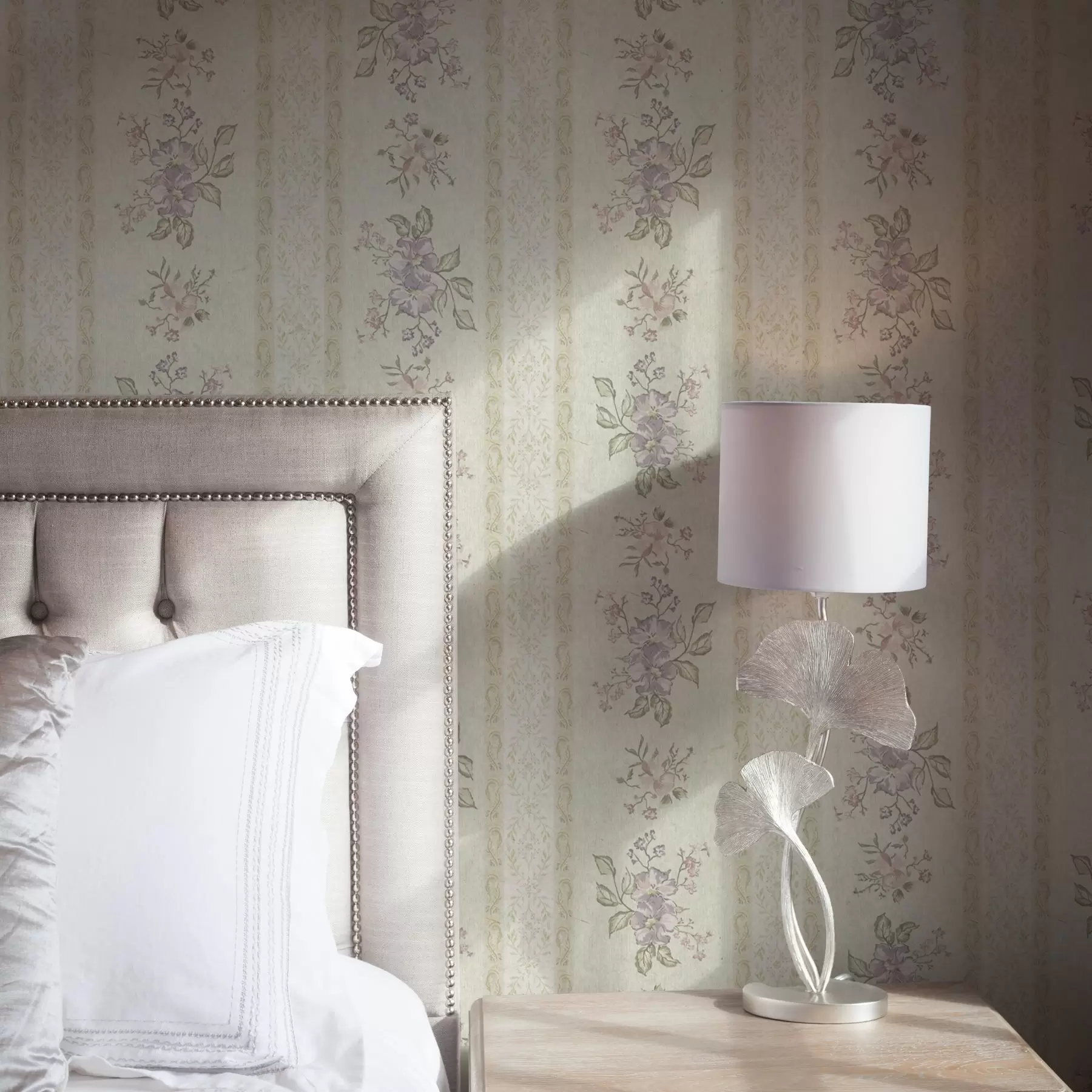 zidne murale Starinsko cvijeće na prugastoj pozadini s ornamentom a00440