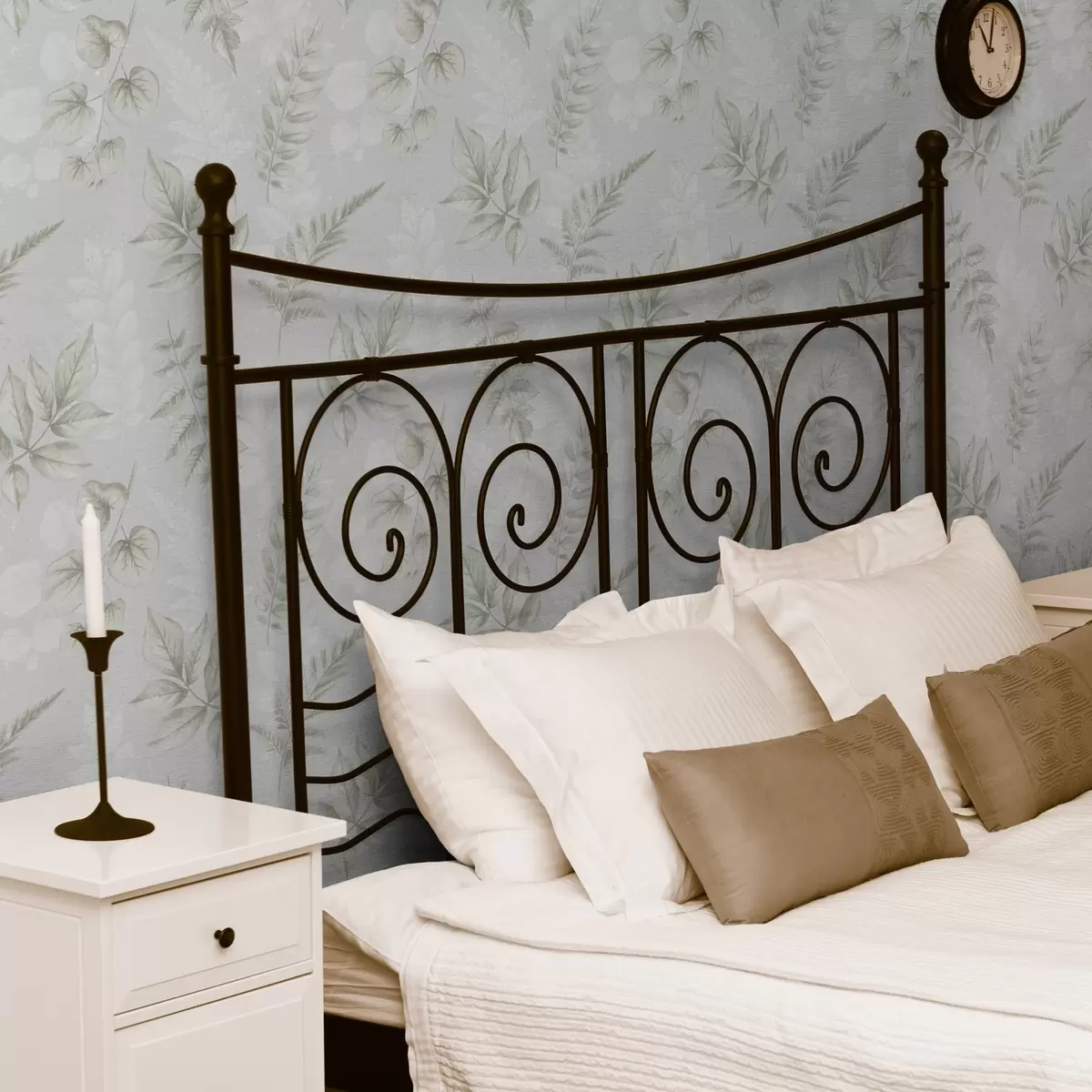 Pozadina Svijetlo akvarelno lišće s efektom prskanja na sivoj pozadini a00446