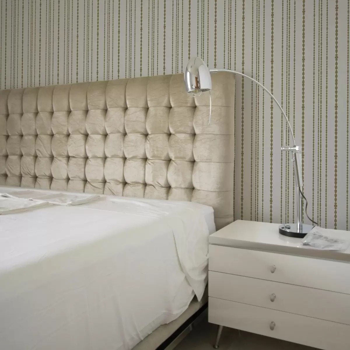 Pozadina Minimalistički uzorak u obliku žutih kapljica u okomitoj traci a00448