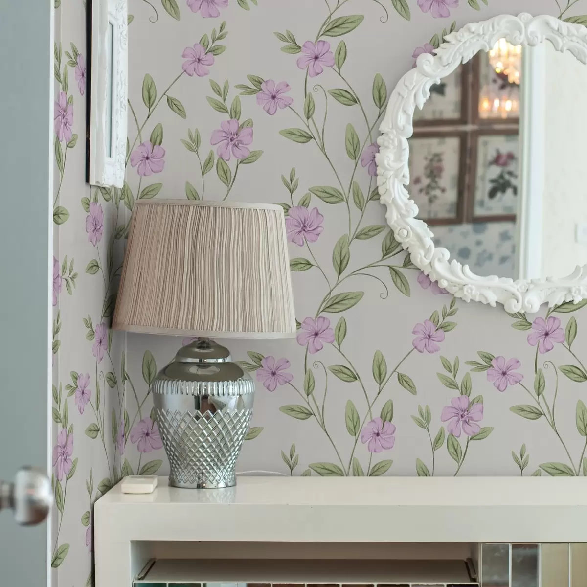 Pozadina Ružičasto cvijeće sa zelenim vinovom lozom na krem pozadini a00453