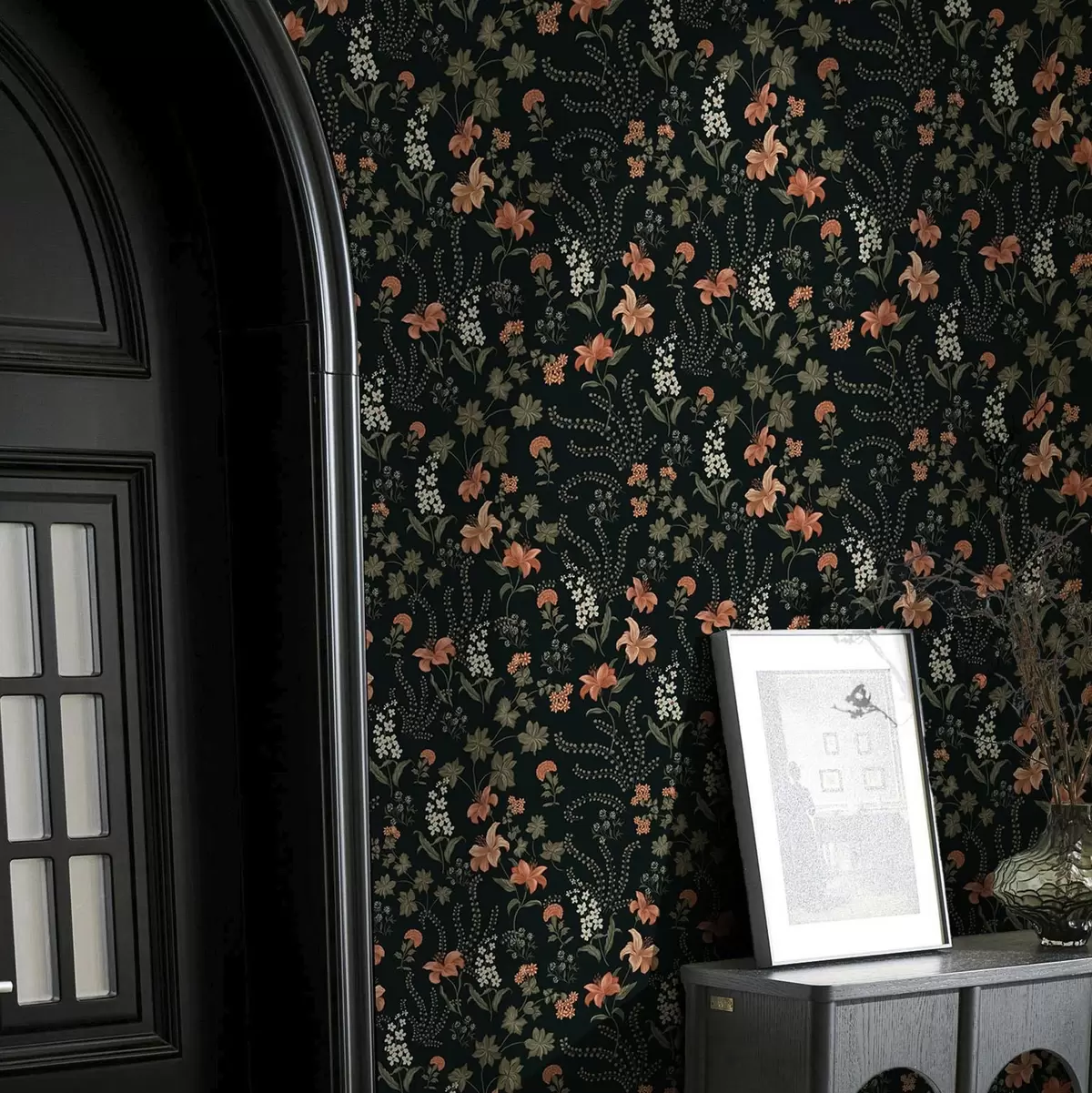 Pozadina Narančasti ljiljani i mali cvjetovi na crnoj pozadini a00463