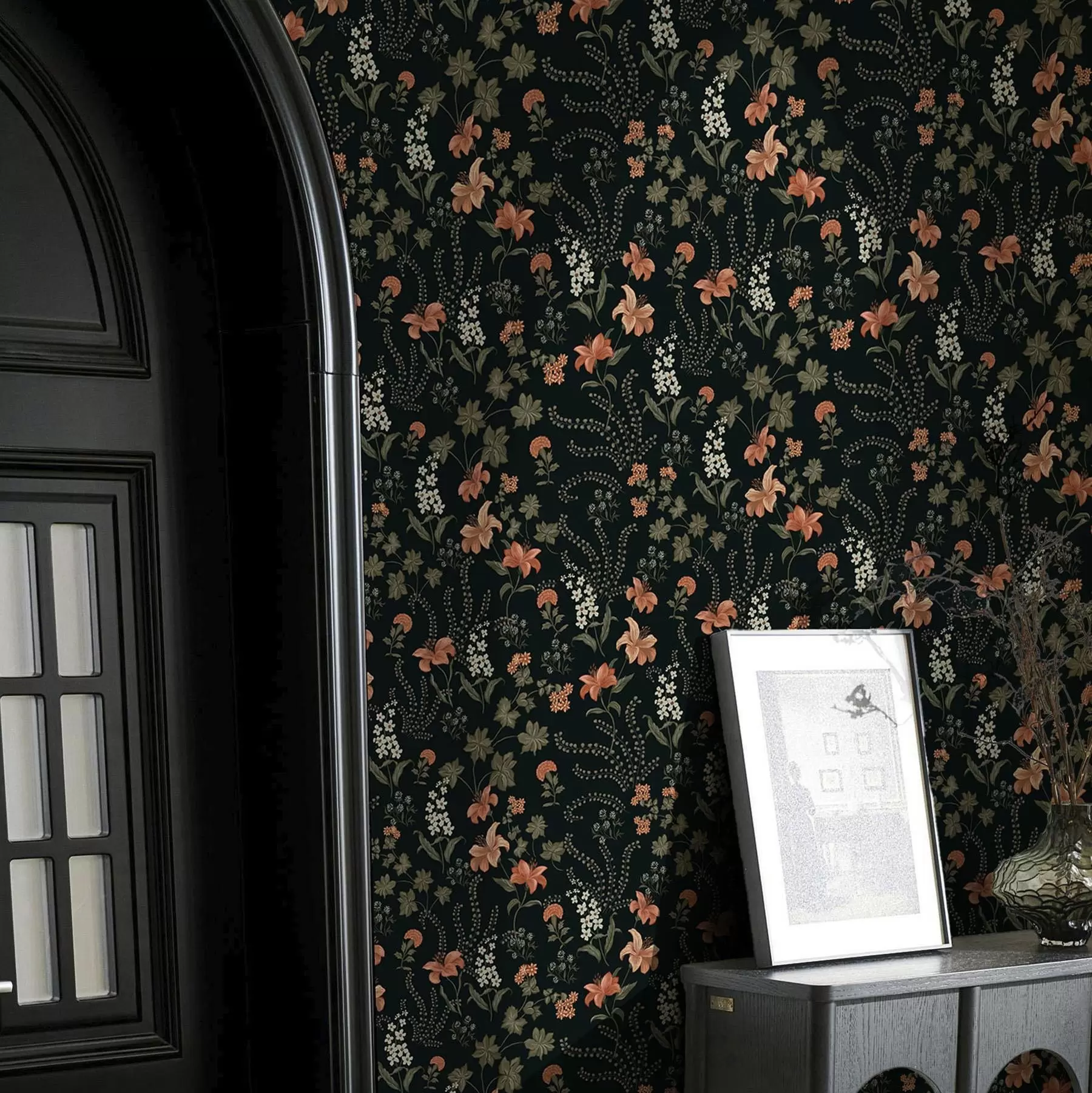 zidne murale Narančasti ljiljani i mali cvjetovi na crnoj pozadini a00463