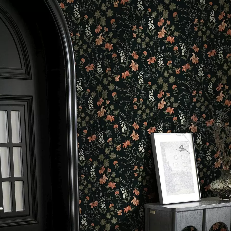 zidne murale Narančasti ljiljani i mali cvjetovi na crnoj pozadini a00463