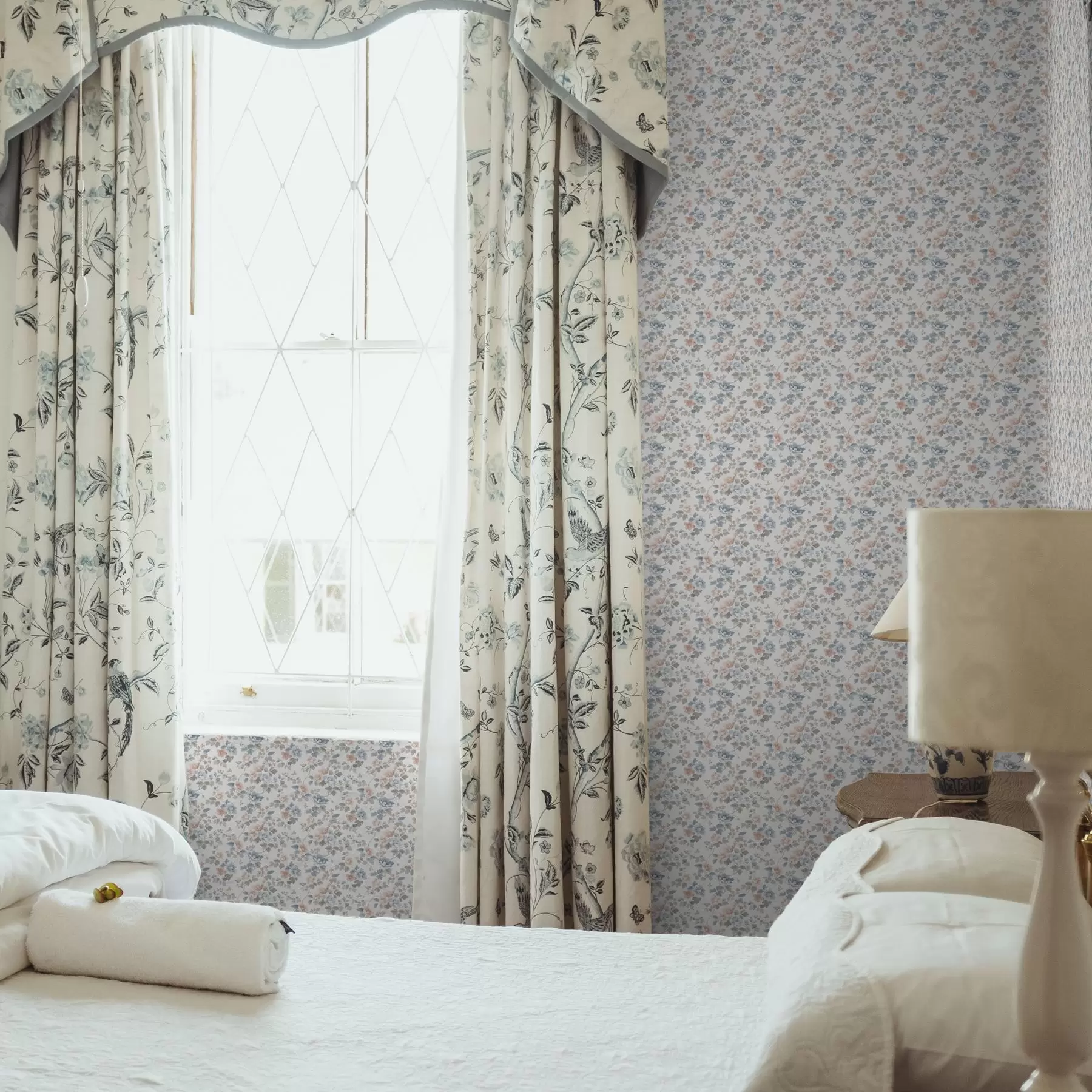 zidne murale Mali cvjetni ukras u plavim i koraljnim tonovima a00347