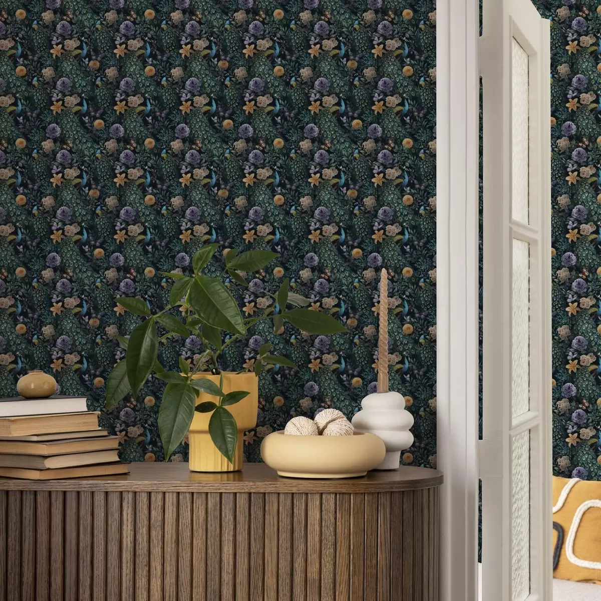 Pozadina Paunovi među tamnim cvijećem i leptirima a00348