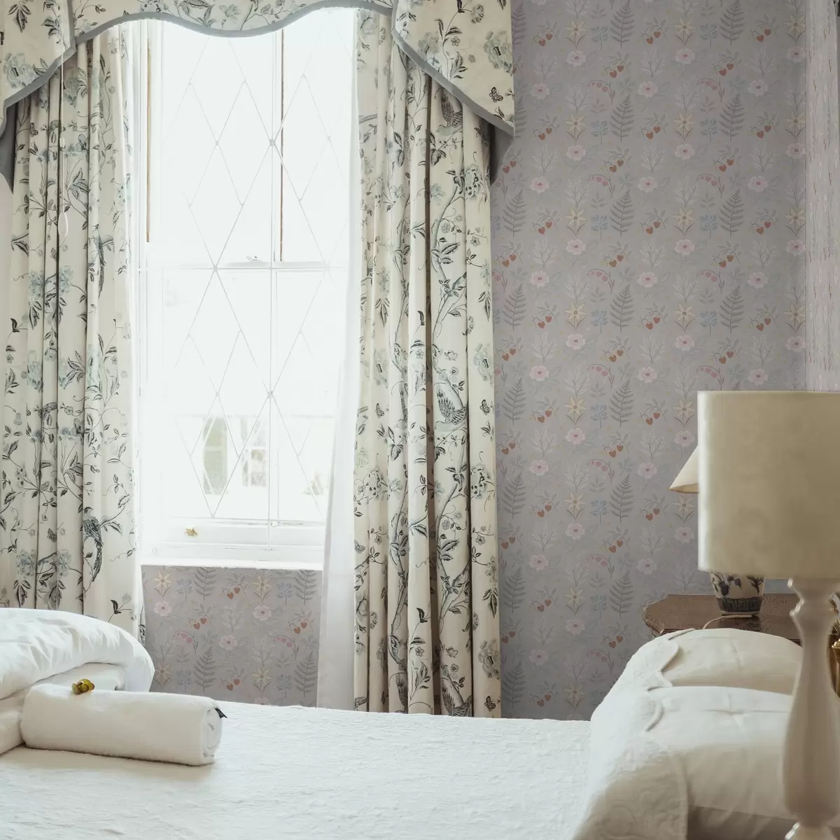 Pozadina Pastelno cvijeće i bobice na svijetlosivoj pozadini a00406