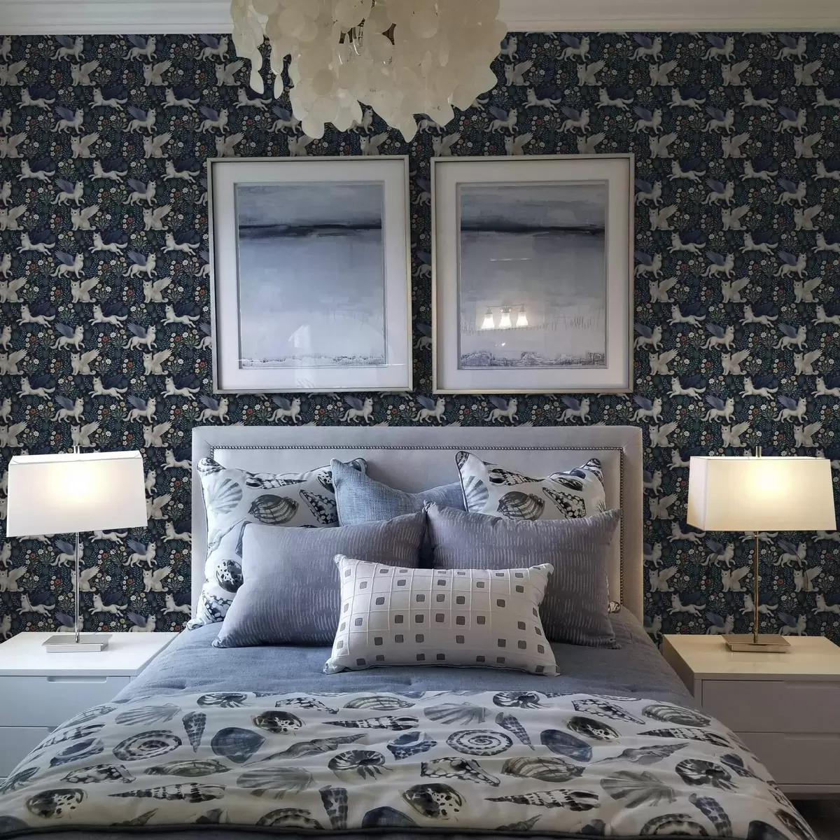 Pozadina Fantazijske mačke s krilima među cvijećem a00408