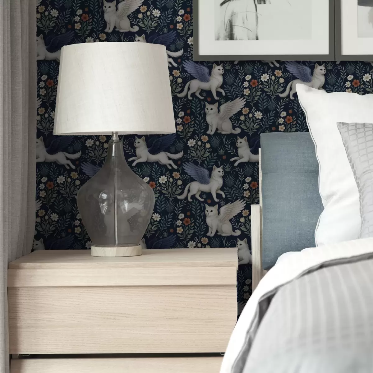 Pozadina Fantazijske mačke s krilima među cvijećem a00408